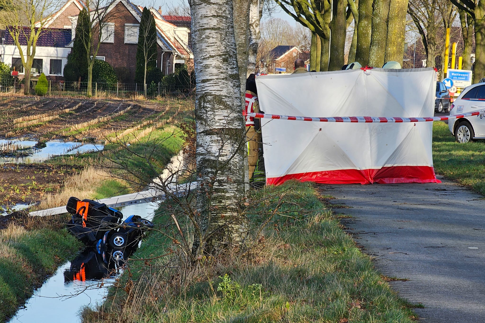 Scootmobiel raakt te water in Weiteveen: bestuurder overlijdt ter plekke
