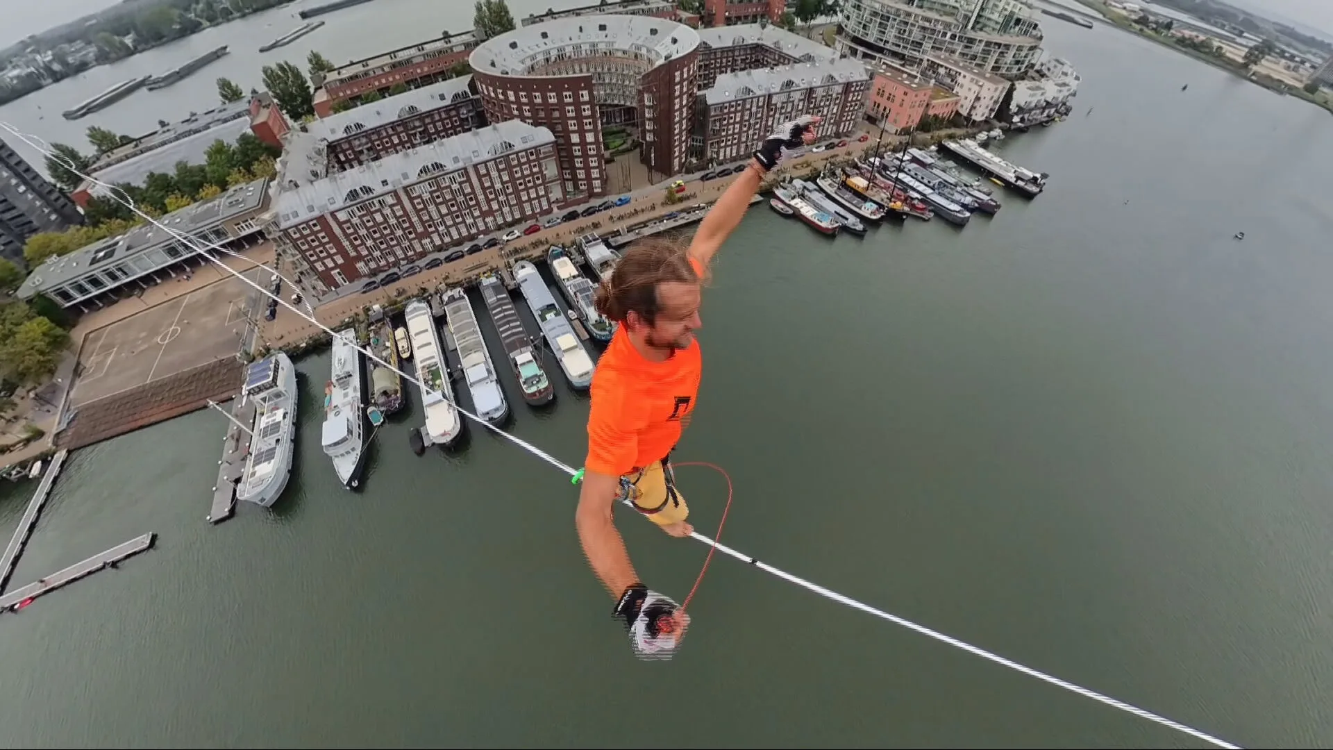 ZIEN: koorddansen op 62 meter hoogte boven Amsterdam