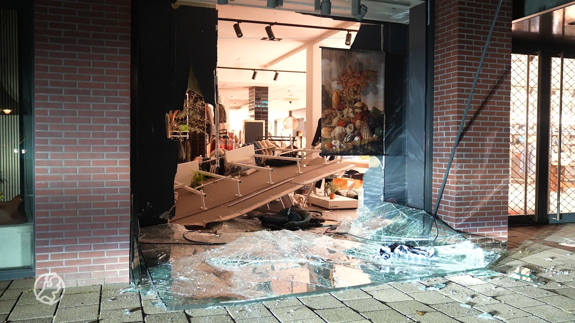 Ramkraak in modezaak Ravenstein