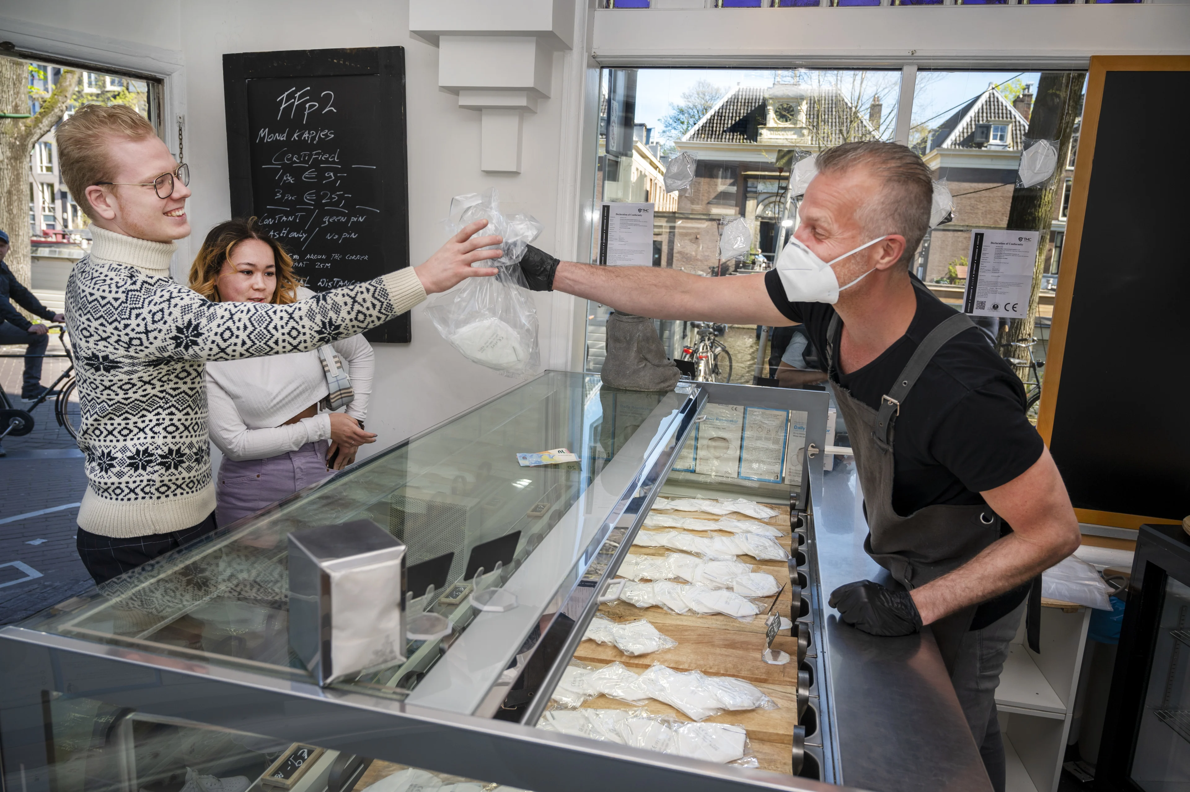 IJscoboer verkoopt nu mondkapjes voor 9 euro per stuk: 'Dit kan een eye-opener zijn voor de overheid'