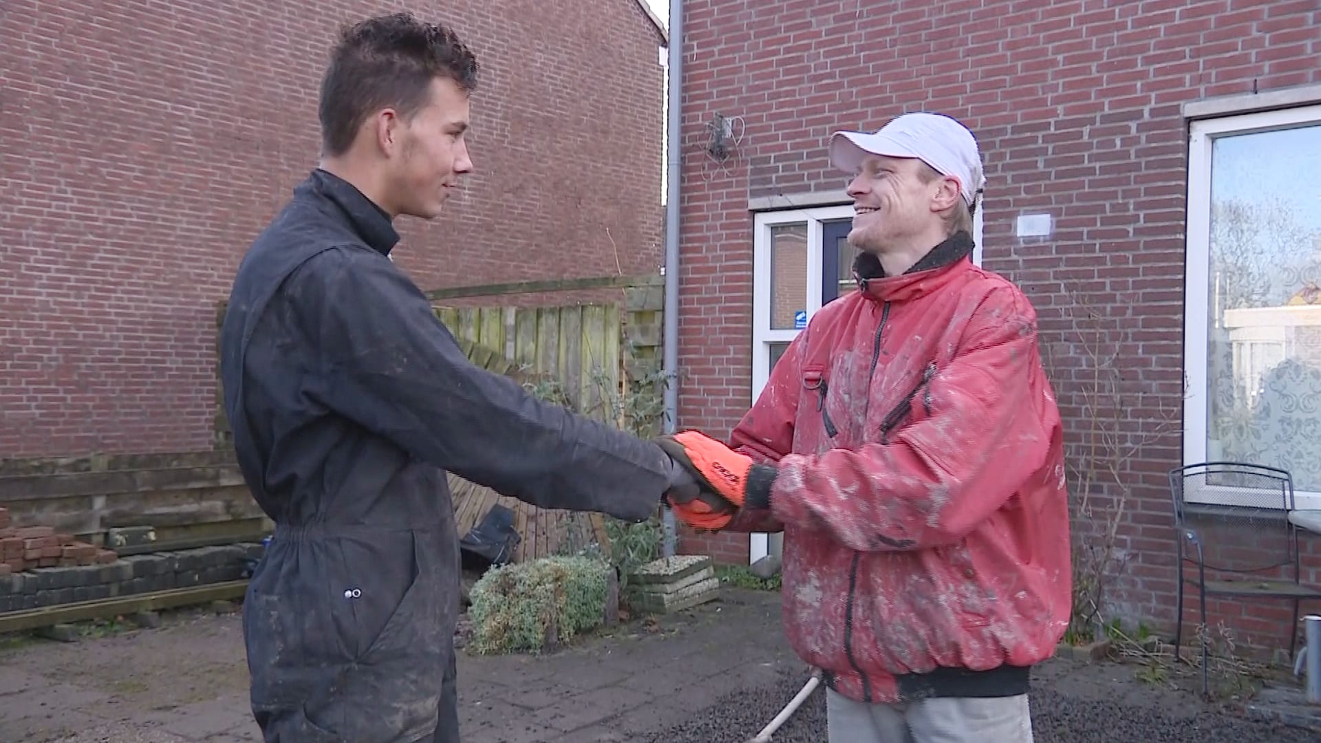 Weer goed tussen wanbetaler en man die puin in zijn tuin terugstortte: 'Zand erover'