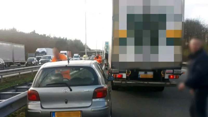 Heldhaftige vrachtwagenchauffeur duwt auto vangrail in en redt onwel geworden bestuurster