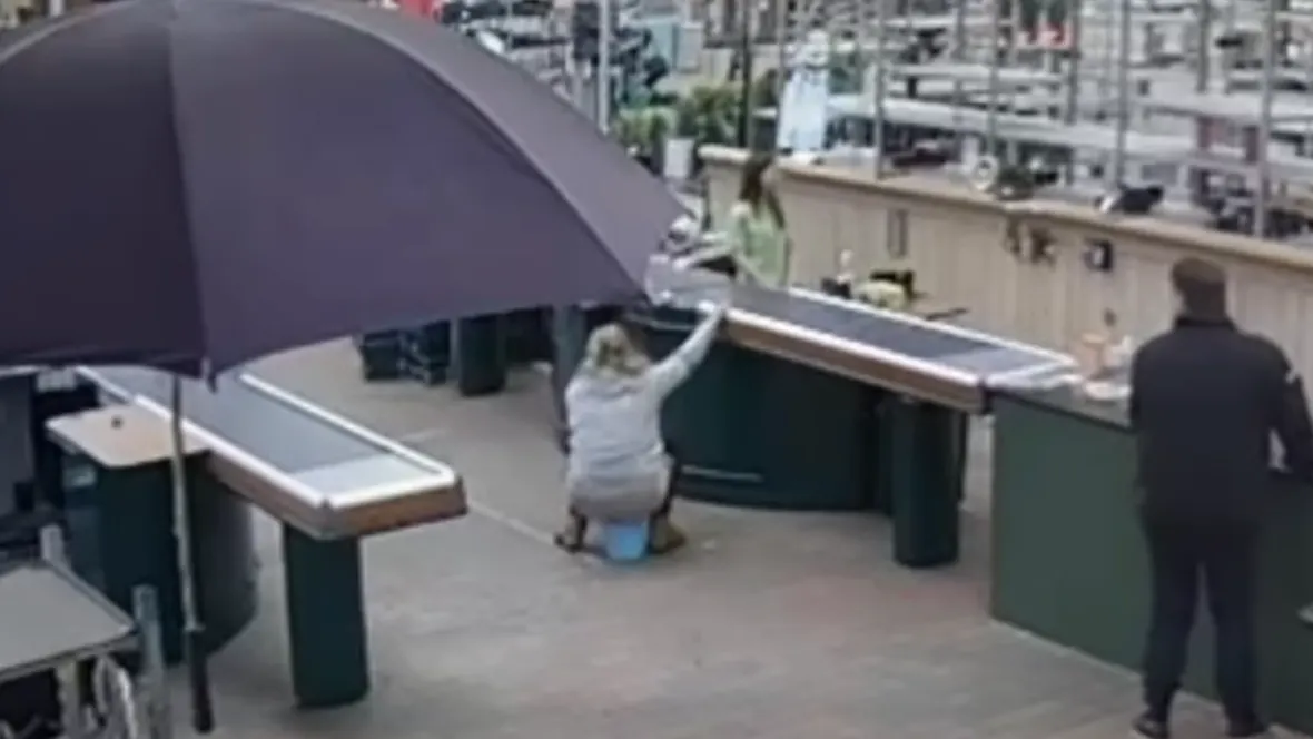 Bizar: vrouw plast in emmer in tuincentrum en gooit 'm leeg onder kassa