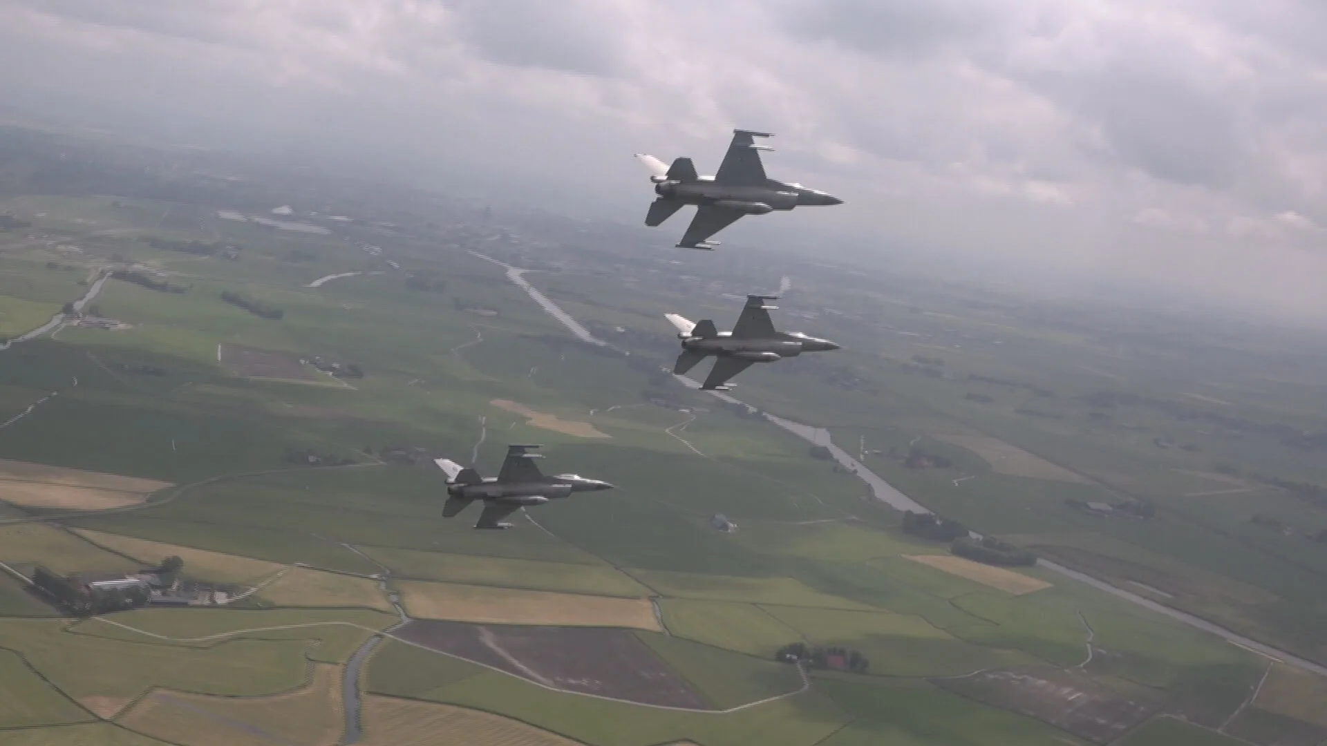 It giet oan! F-16’s maken afscheidsvlucht over route Elfstedentocht