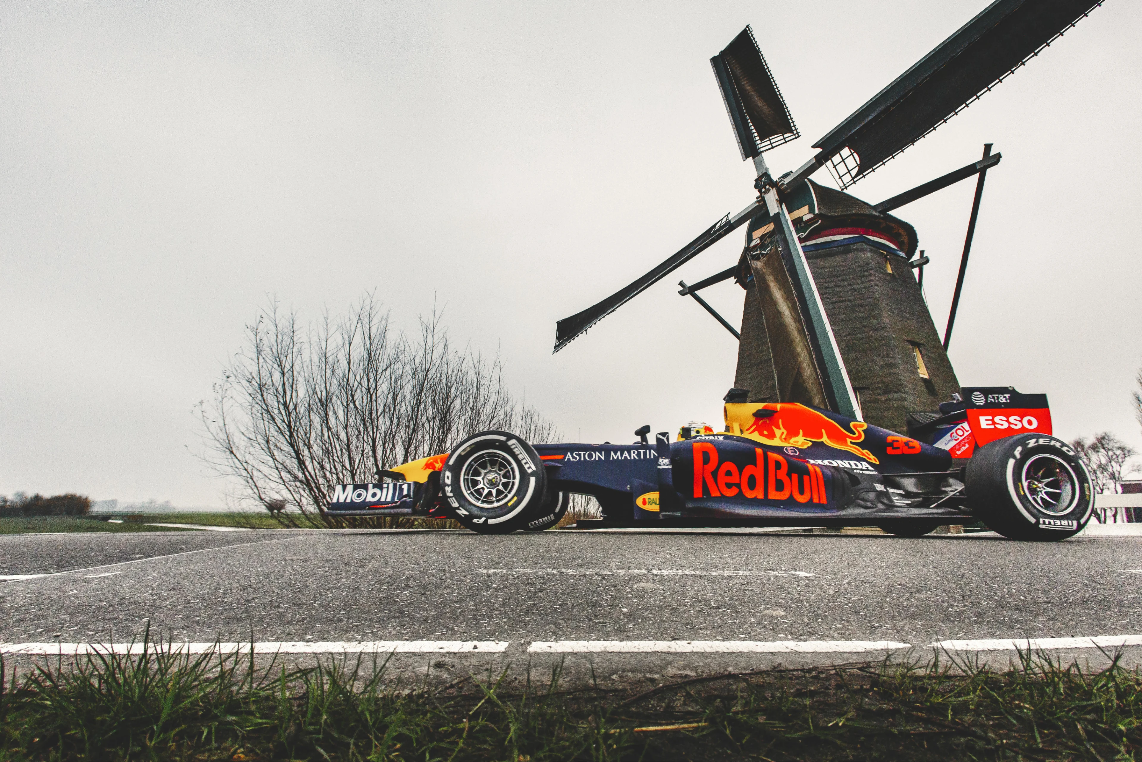 Max Verstappen scheurt met F1-bolide door de polder