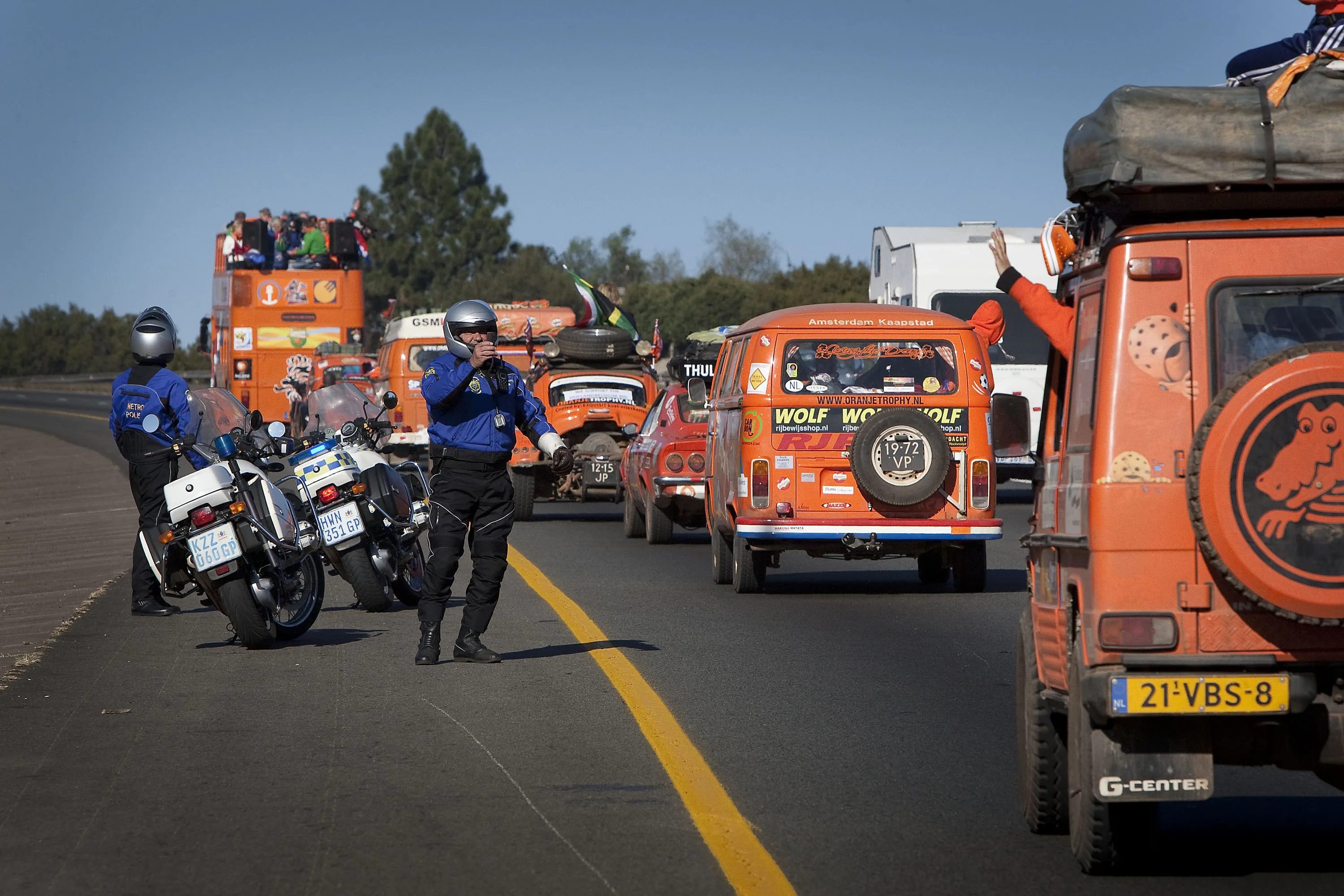 Oranje-fans in feestelijke parade naar eerste EK-wedstrijd in Hamburg