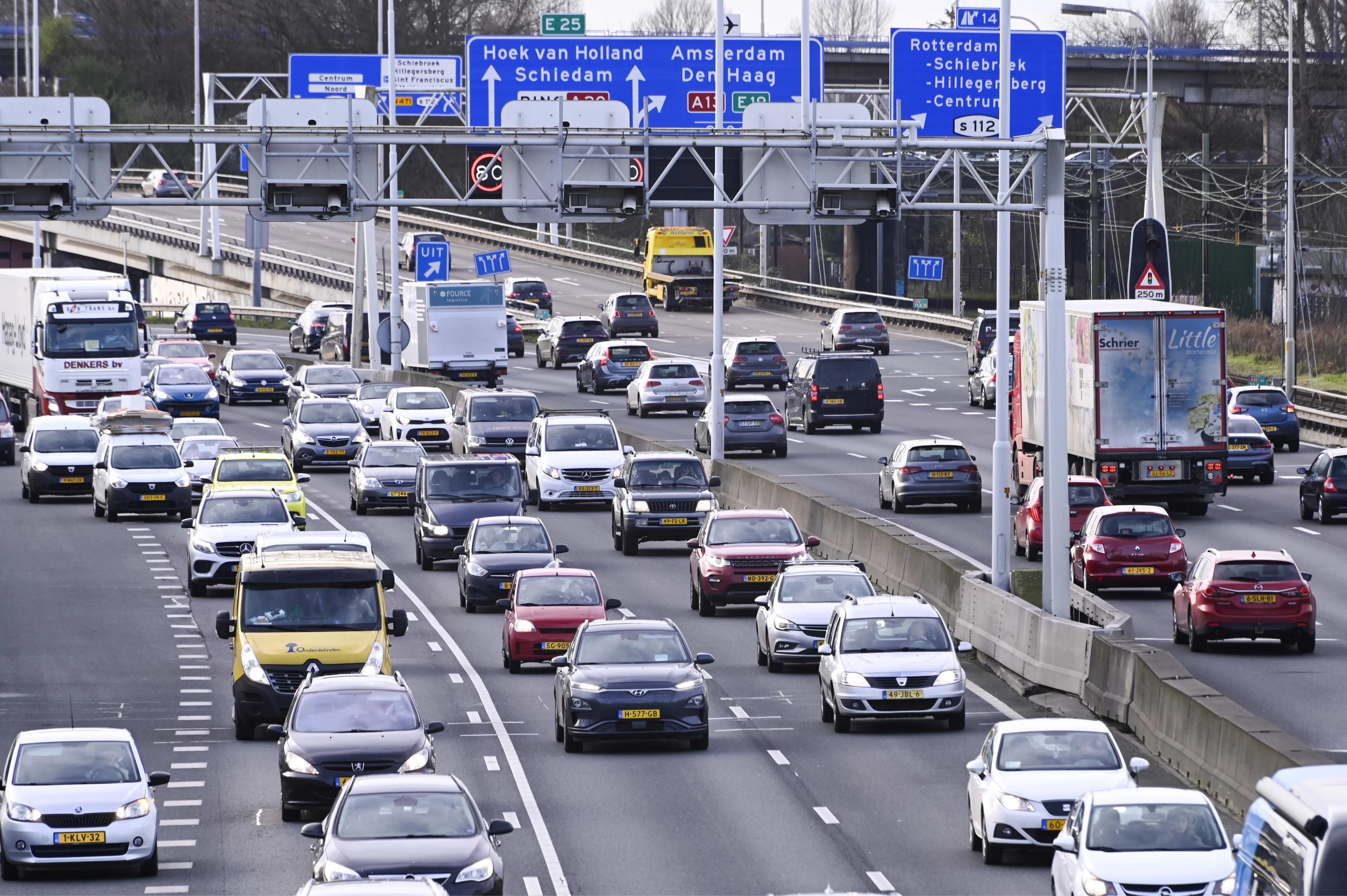Files niet alleen door gladheid: deel Nederlanders gaat toch naar werk terwijl dit niet hoeft