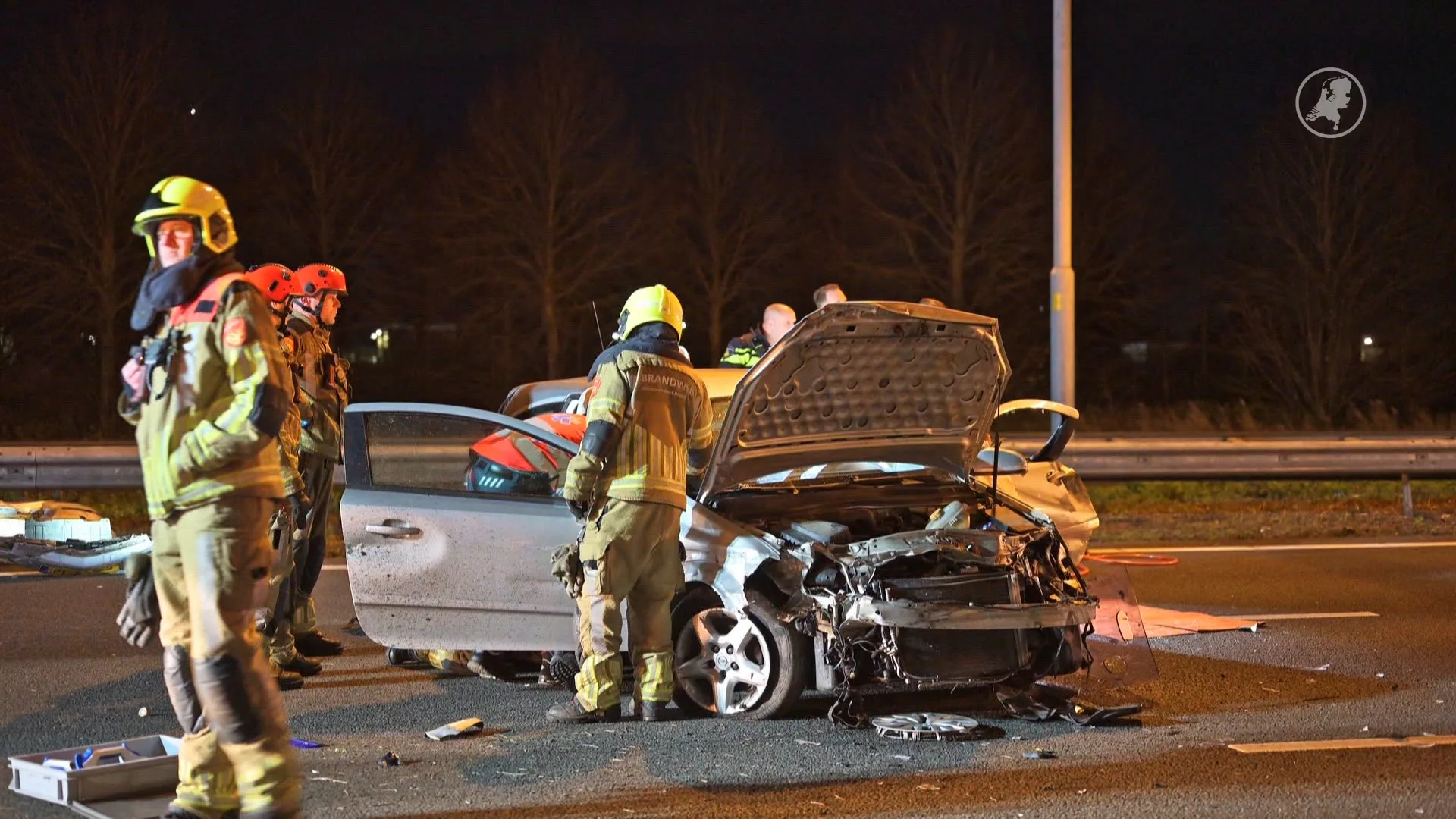 A16 tot laat dicht na zware botsing: drie gewonden, bestuurder busje aangehouden