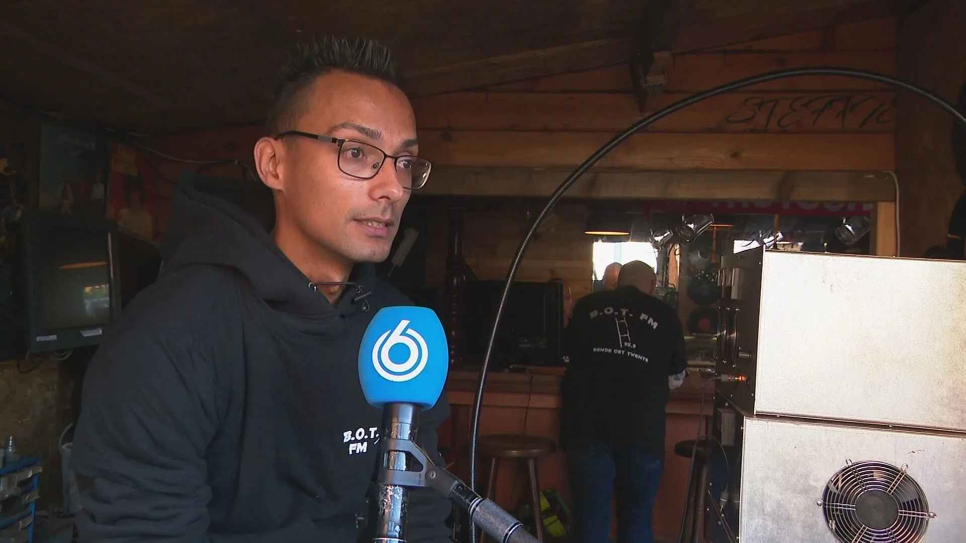 Illegale radiopiraten kopen per ongeluk complete zender en zijn nu plots legaal