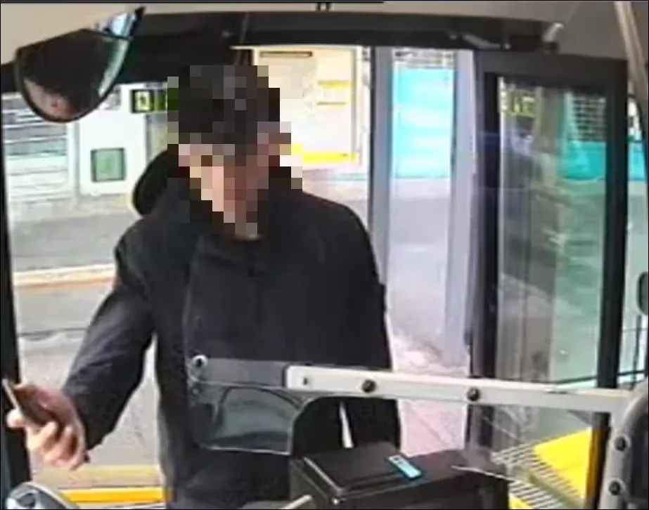 Agressieve passagier slaat buschauffeur tot bloedens toe: politie deelt foto