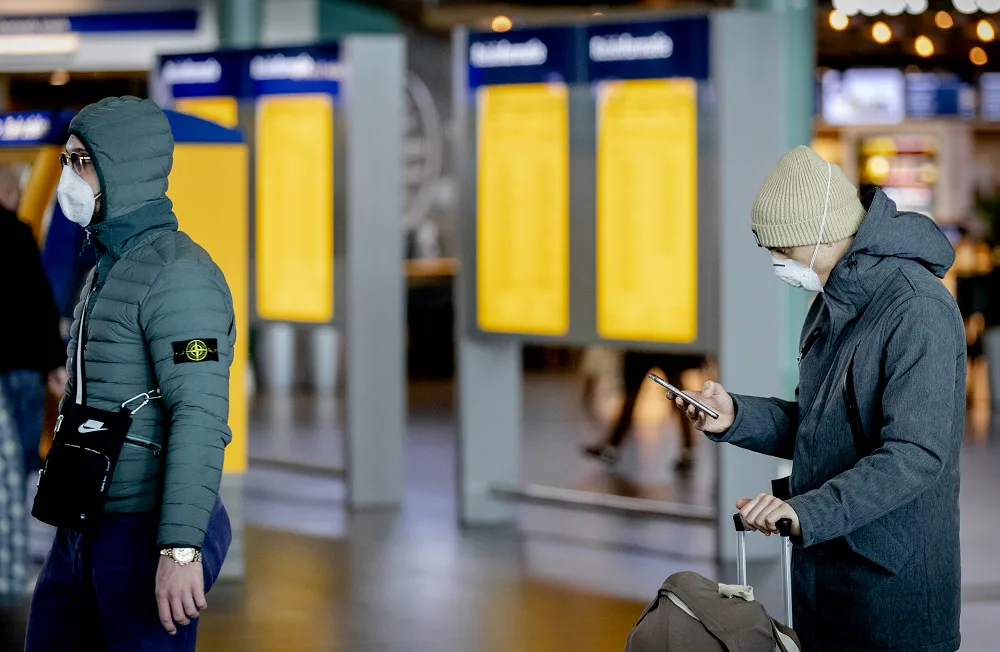Zes mannen veroorzaken overlast in vliegtuig en worden aangehouden op Schiphol