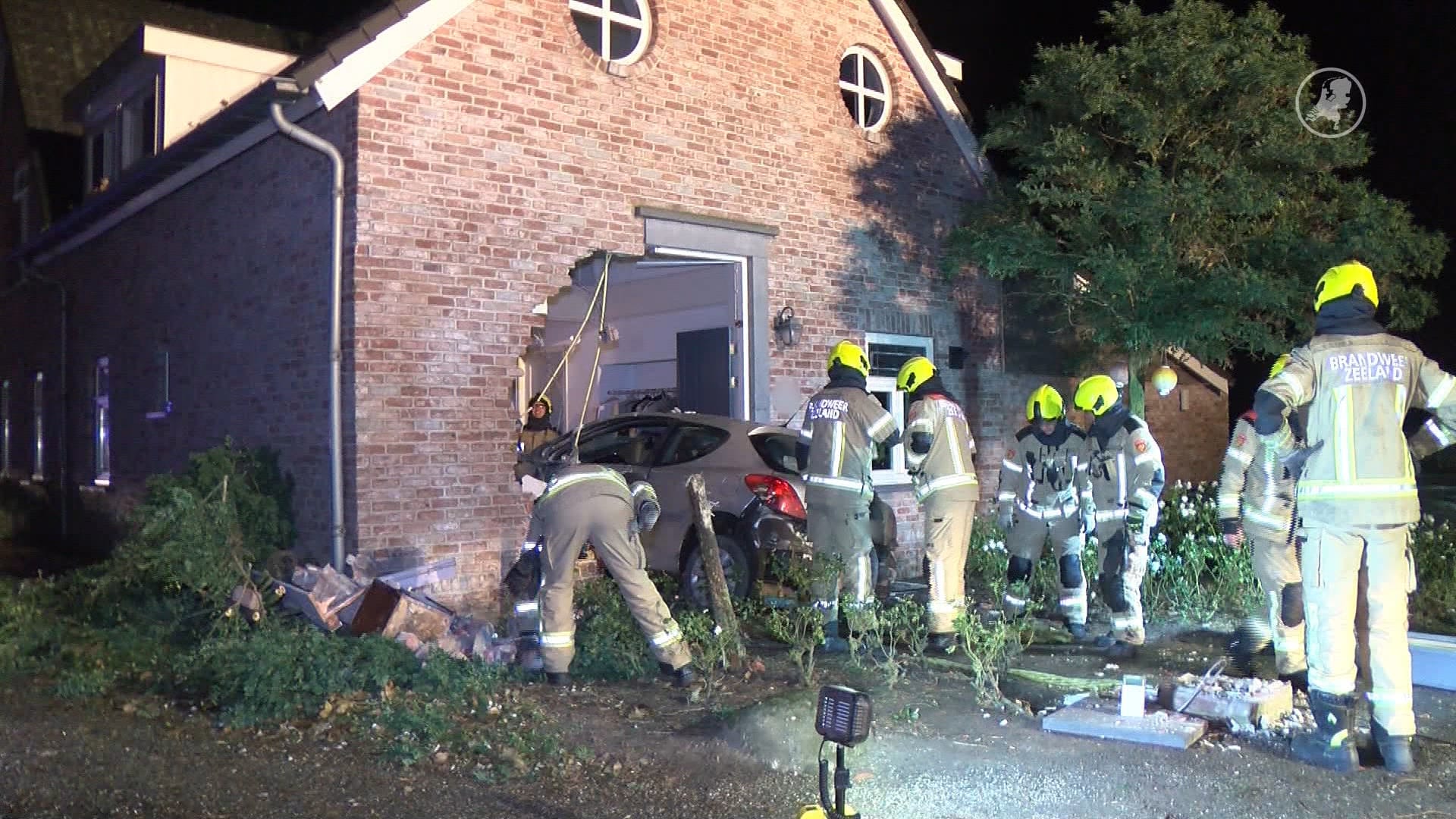 Auto rijdt dwars door gevel van woning in Hulst