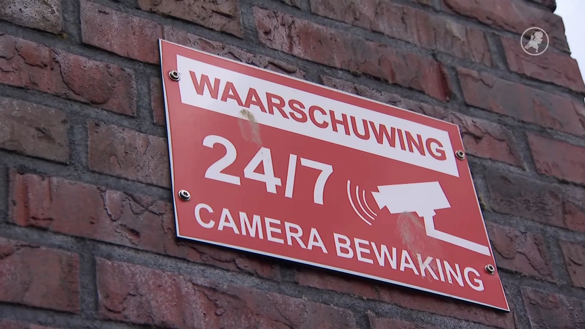 Jeugd sloopt en terroriseert Uithuizen: ramen ingegooid