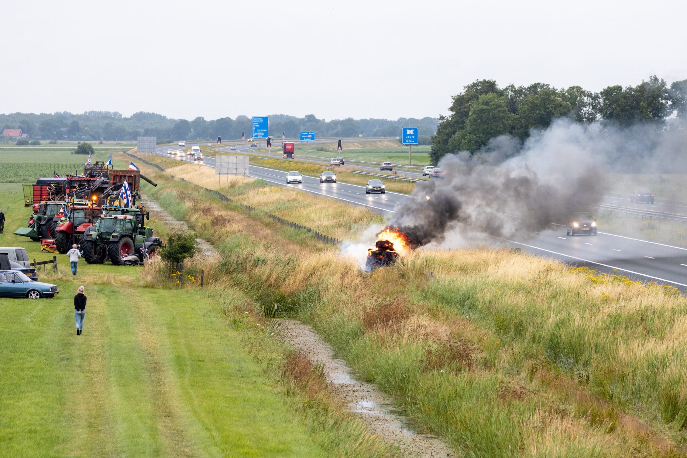 LIVEBLOG: Boerenactivisten steken hooibalen in brand langs meerdere snelwegen