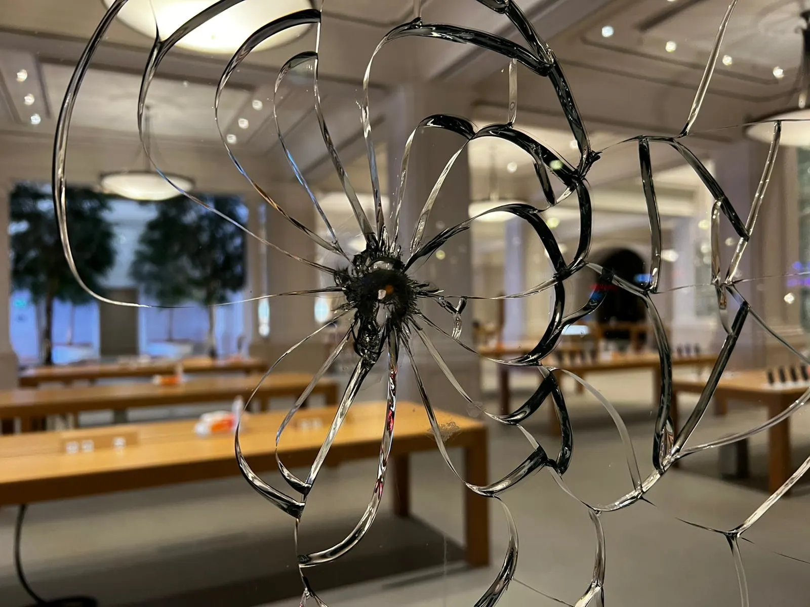 Apple Store in Amsterdam blijft toch nog langer dicht na gijzeling