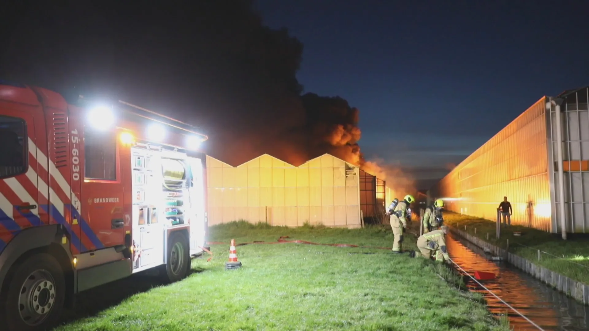 Veel rook bij grote brand in plantenkwekerij De Lier