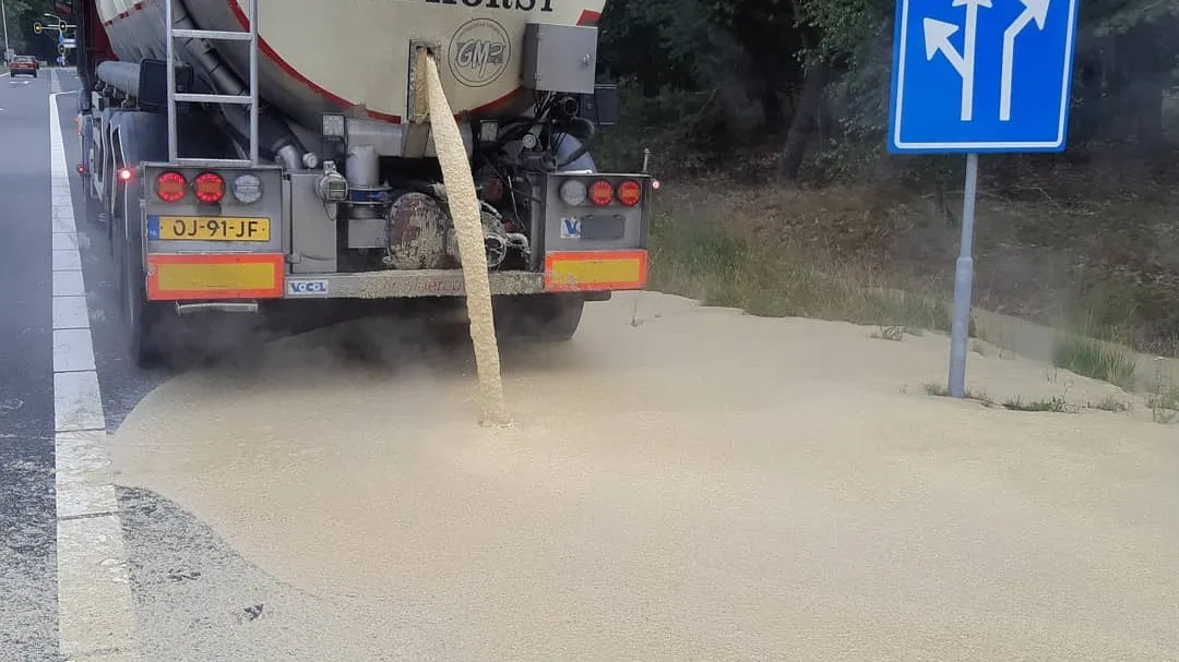 Snelweggebruikers in de puree: vrachtwagen verliest tonnen aardappelbrij op A58