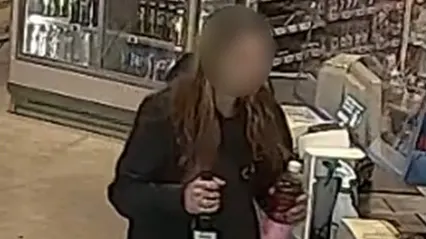 Vrouw raapt geld op en steekt het in zak, politie woest: 'Had het afgegeven'