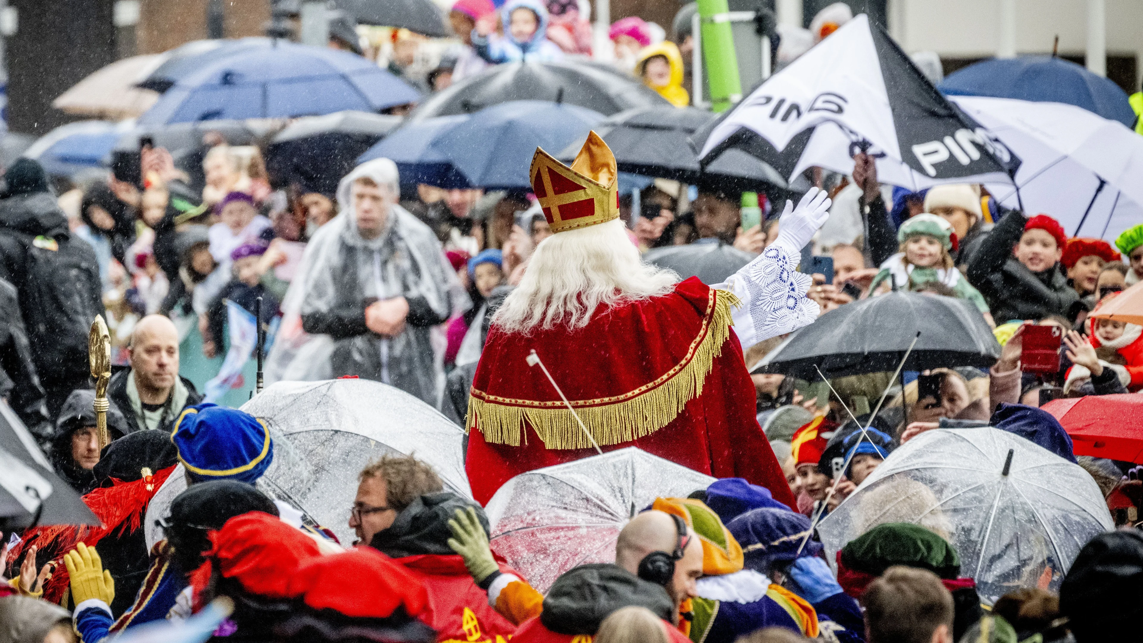 Wisselvallige sinterklaasintocht op Texel, jas en paraplu noodzakelijk
