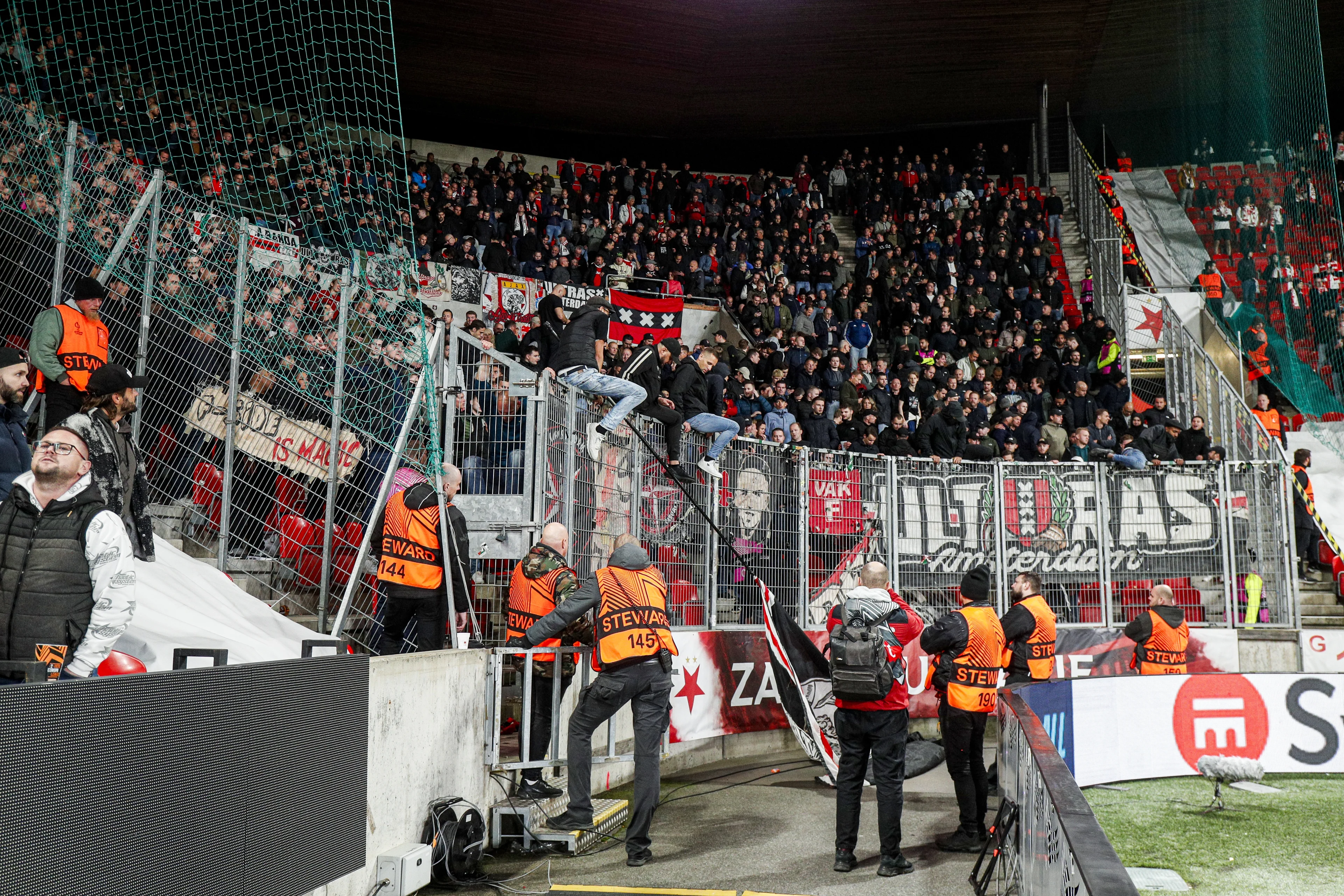 Ajax-fans misdragen zich in Praag, ME treedt op en meerdere arrestaties