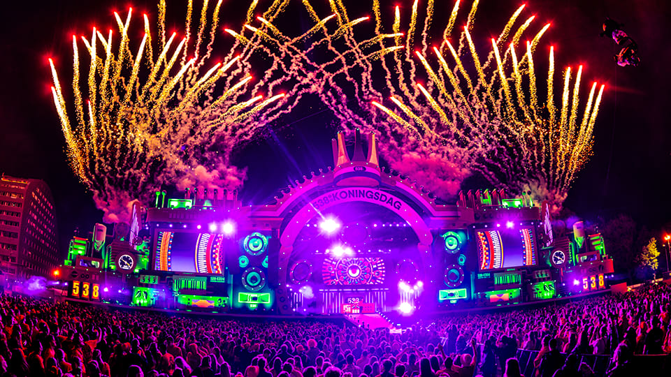 ZIEN: Agenten springen mee op Snollebollekes bij 538 Koningsdag