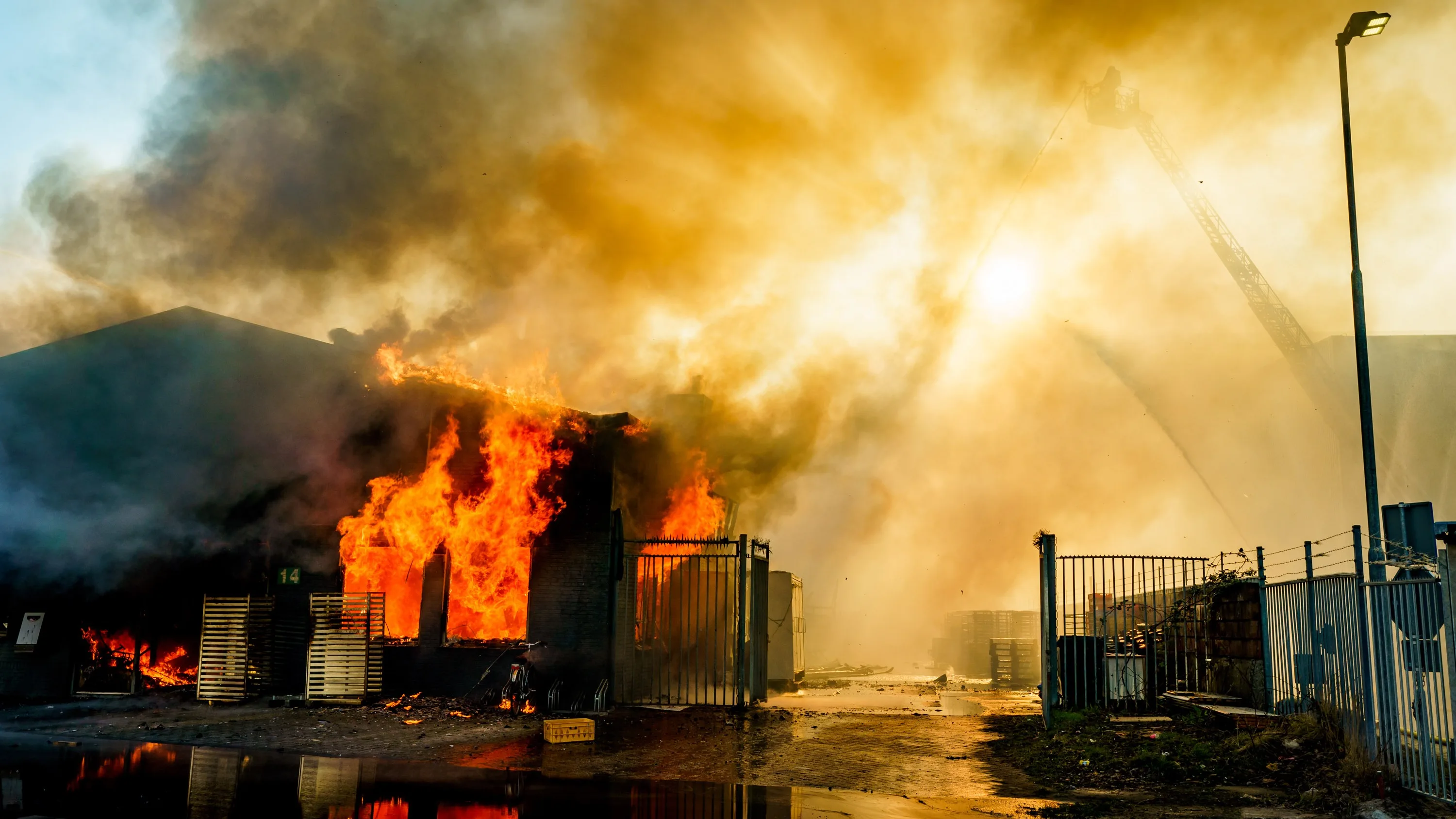 Enorme brand op Utrechts industrieterrein zorgt voor problemen op A2