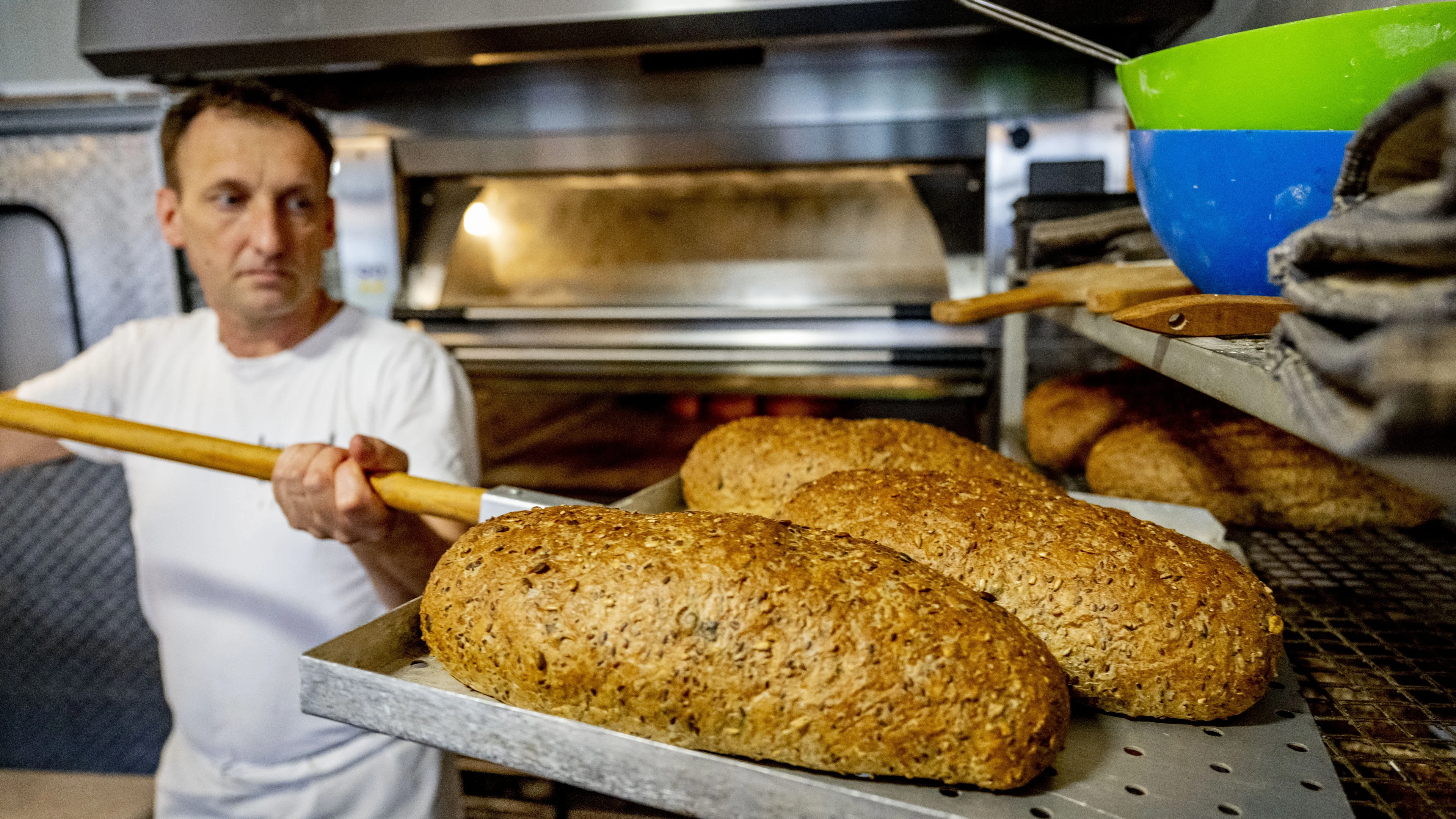 Bakkers doen het licht uit als protest tegen energiecompensatie