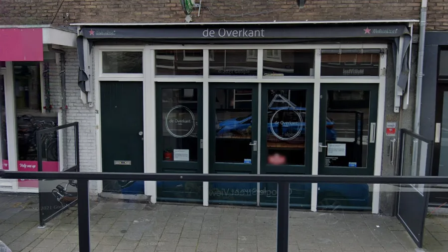 Groep van tientallen mensen vernielt AZ-stamkroeg in Alkmaar