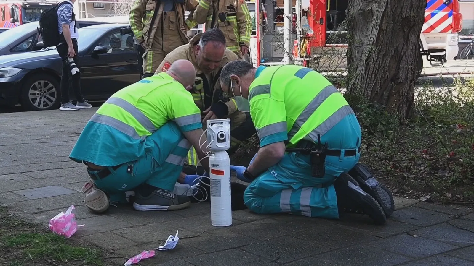 Bijzondere beelden: brandweer redt drie katten uit brandende flat Veldhoven