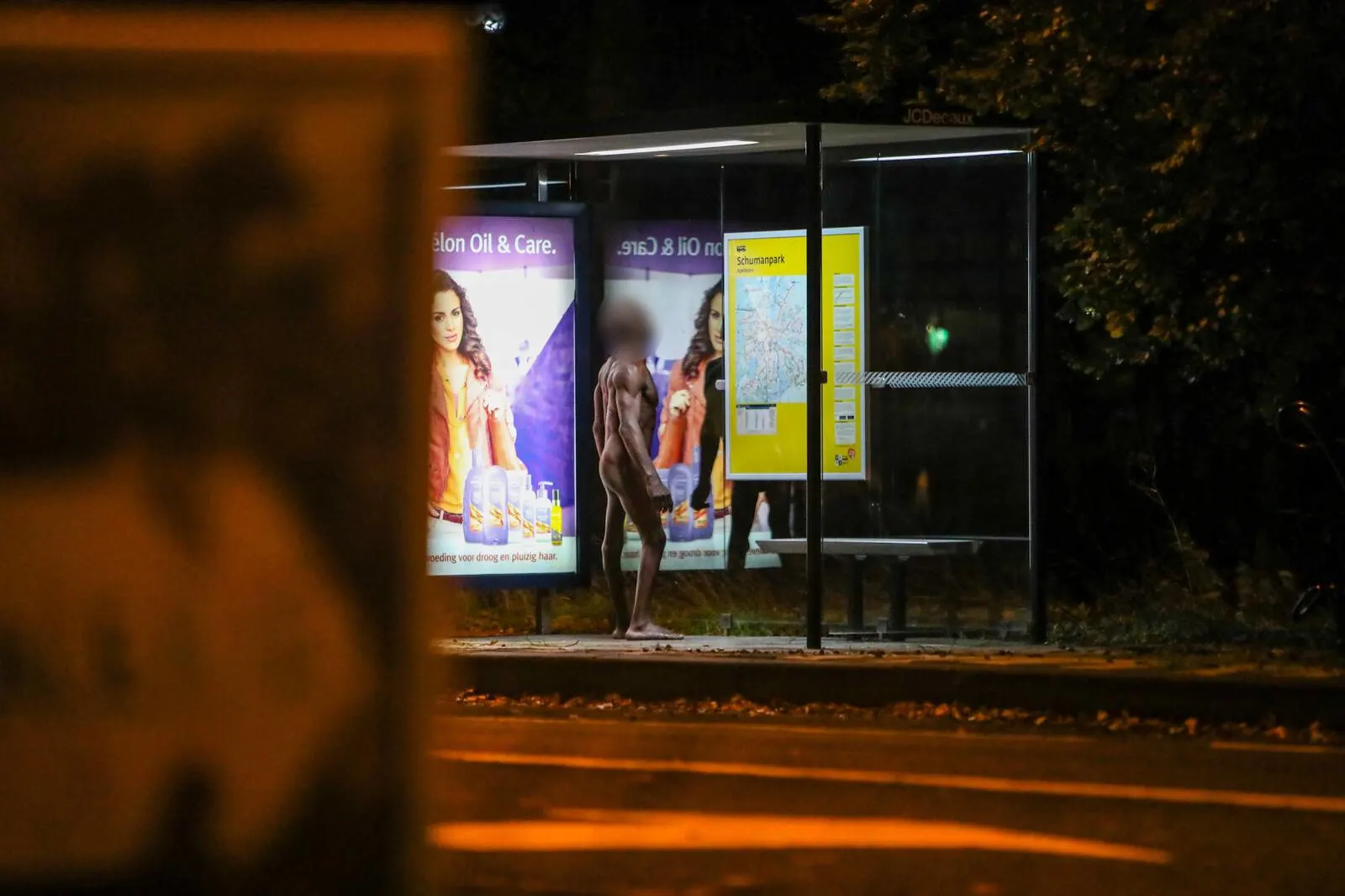 Poedelnaakte man in bushokje zet Apeldoorn op stelten