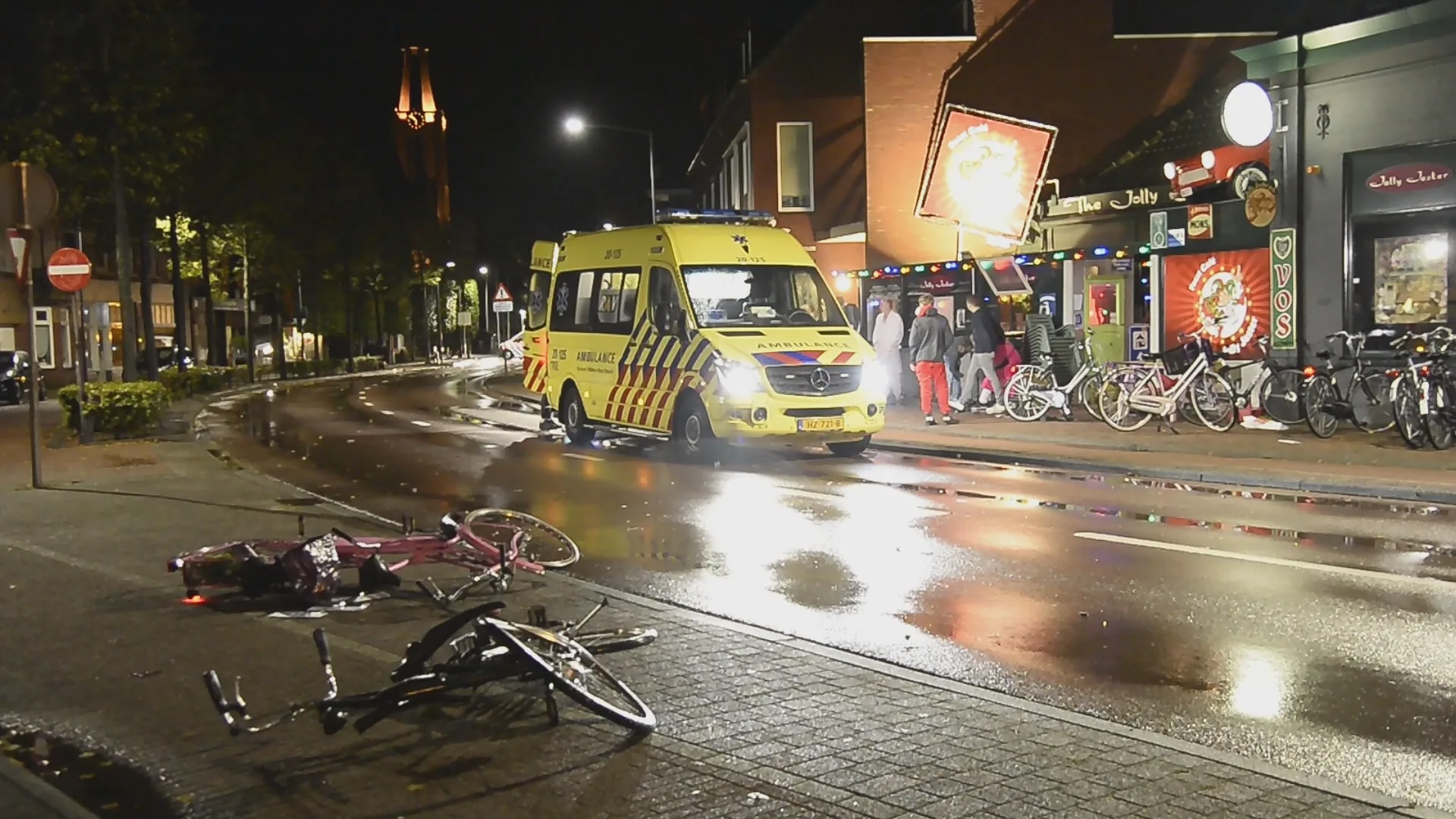 Automobilist rijdt in op cafégangers in Rijsbergen, meerdere gewonden