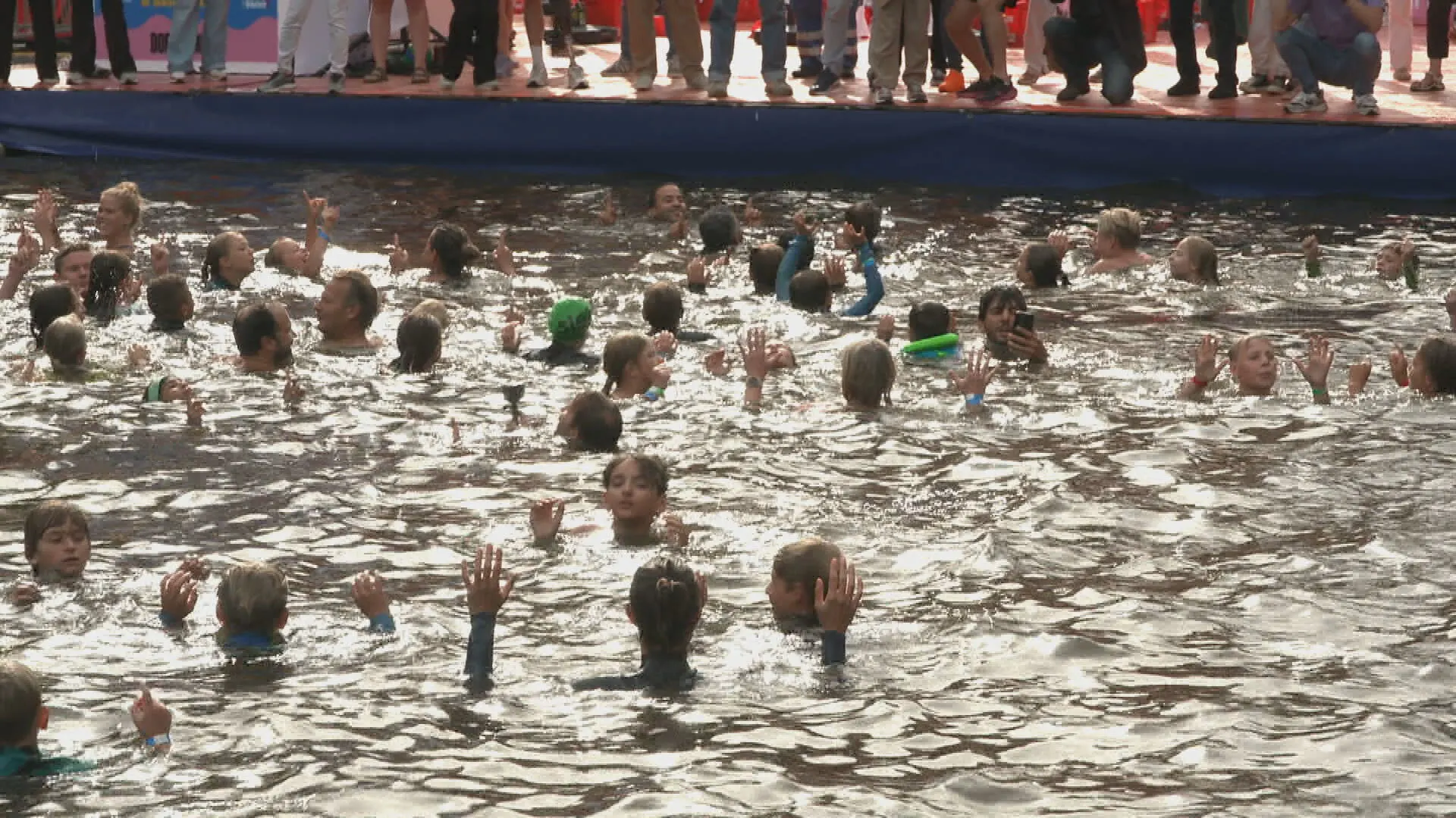 Wereldrecord watertrappelen verbroken in Amsterdam: 1411 mensen deden mee