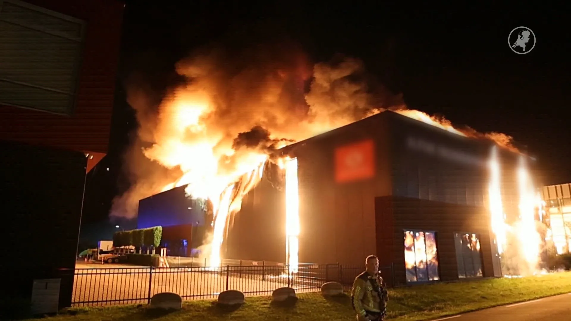 Grote brand verwoest bedrijfspand in Den Hoorn