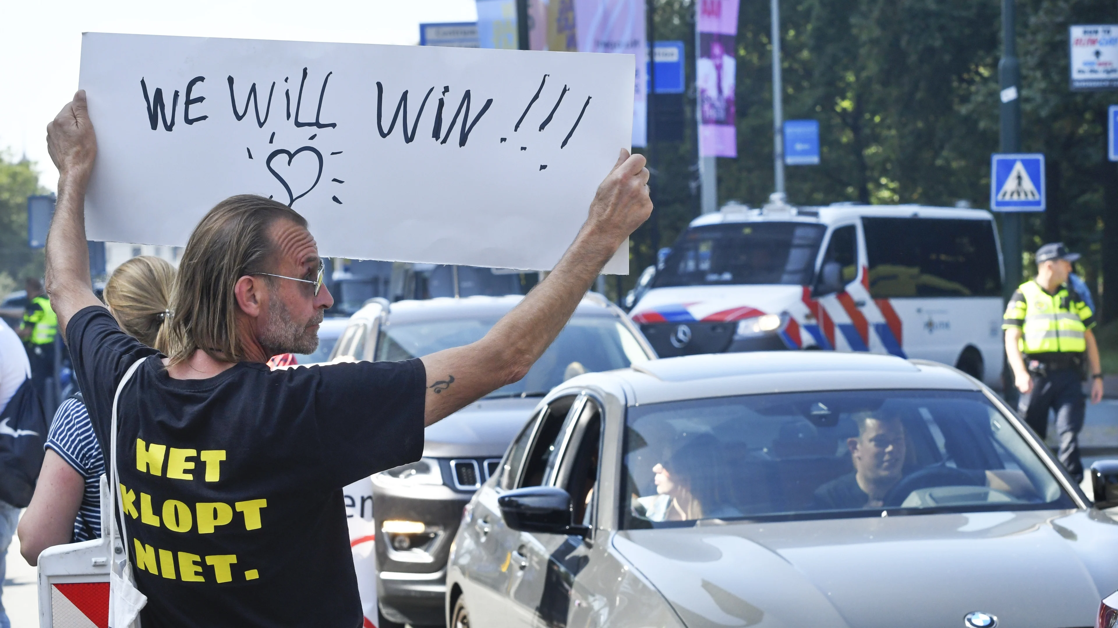 AIVD: complottheorieën over 'kwaadaardige elite' vormen dreiging voor Nederland