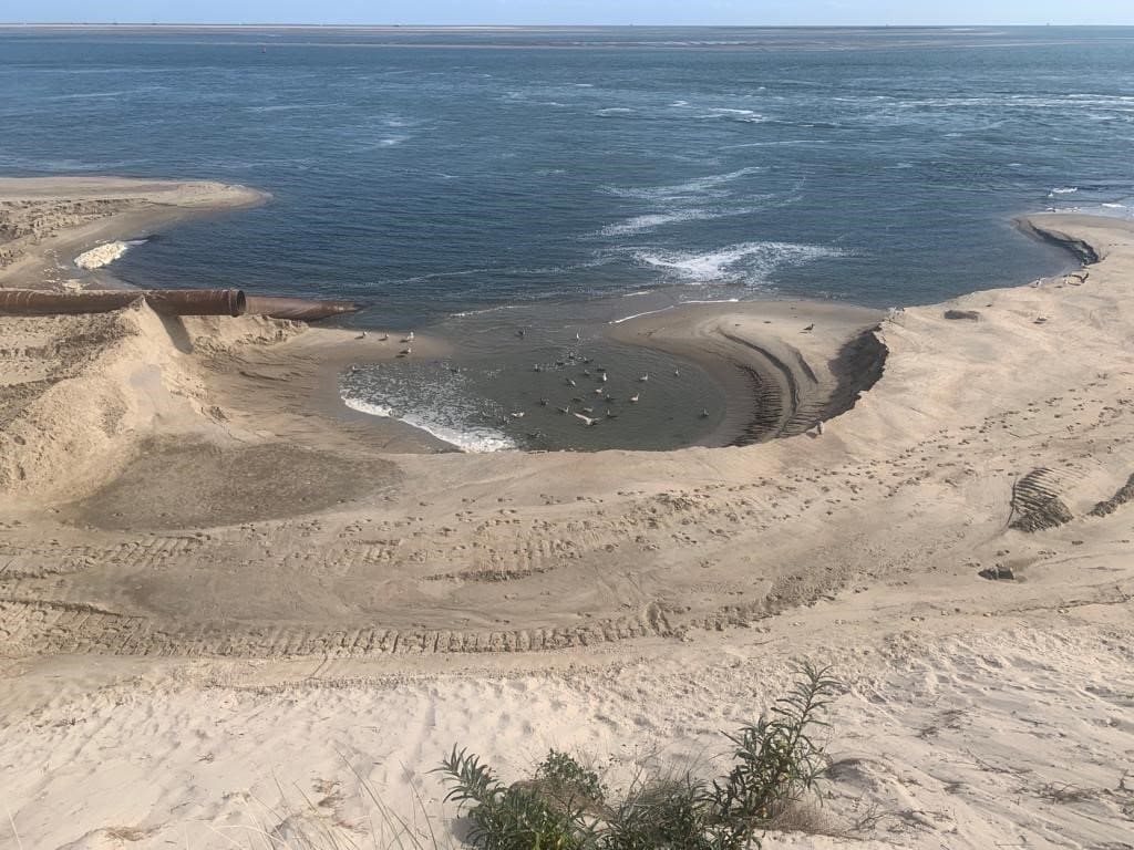 Deel strand Vlieland bezweken: enorm levensgevaarlijk gat in het zand