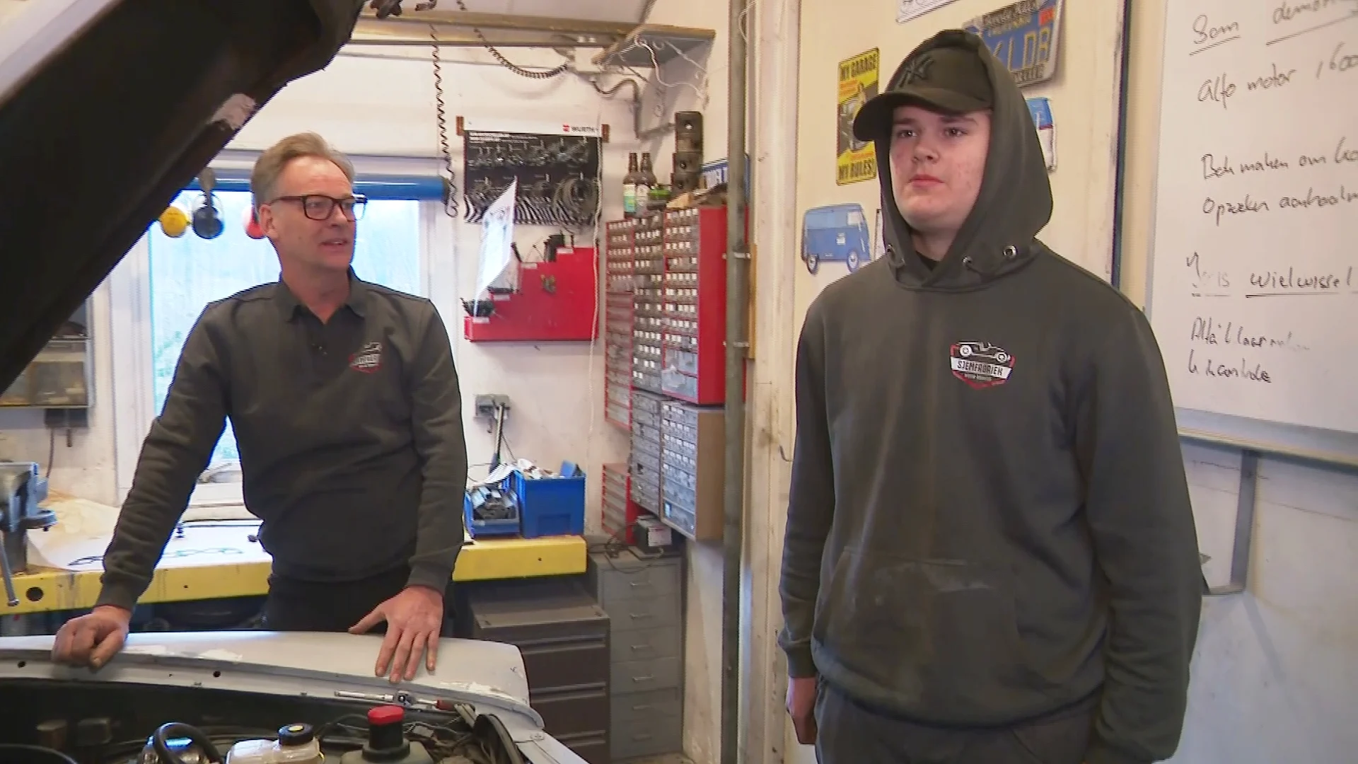 Gelderse garage helpt jongeren met afstand tot arbeidsmarkt om coronaklap te verwerken