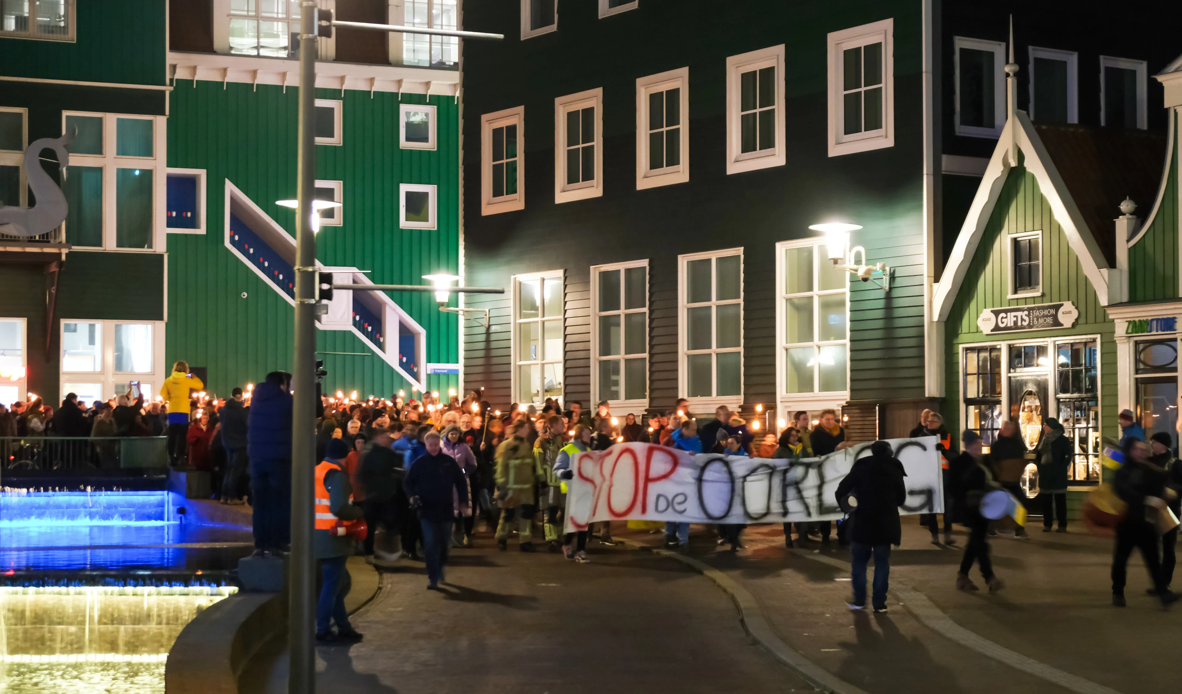 Honderden mensen lopen fakkeltocht voor vrede in Zaandam