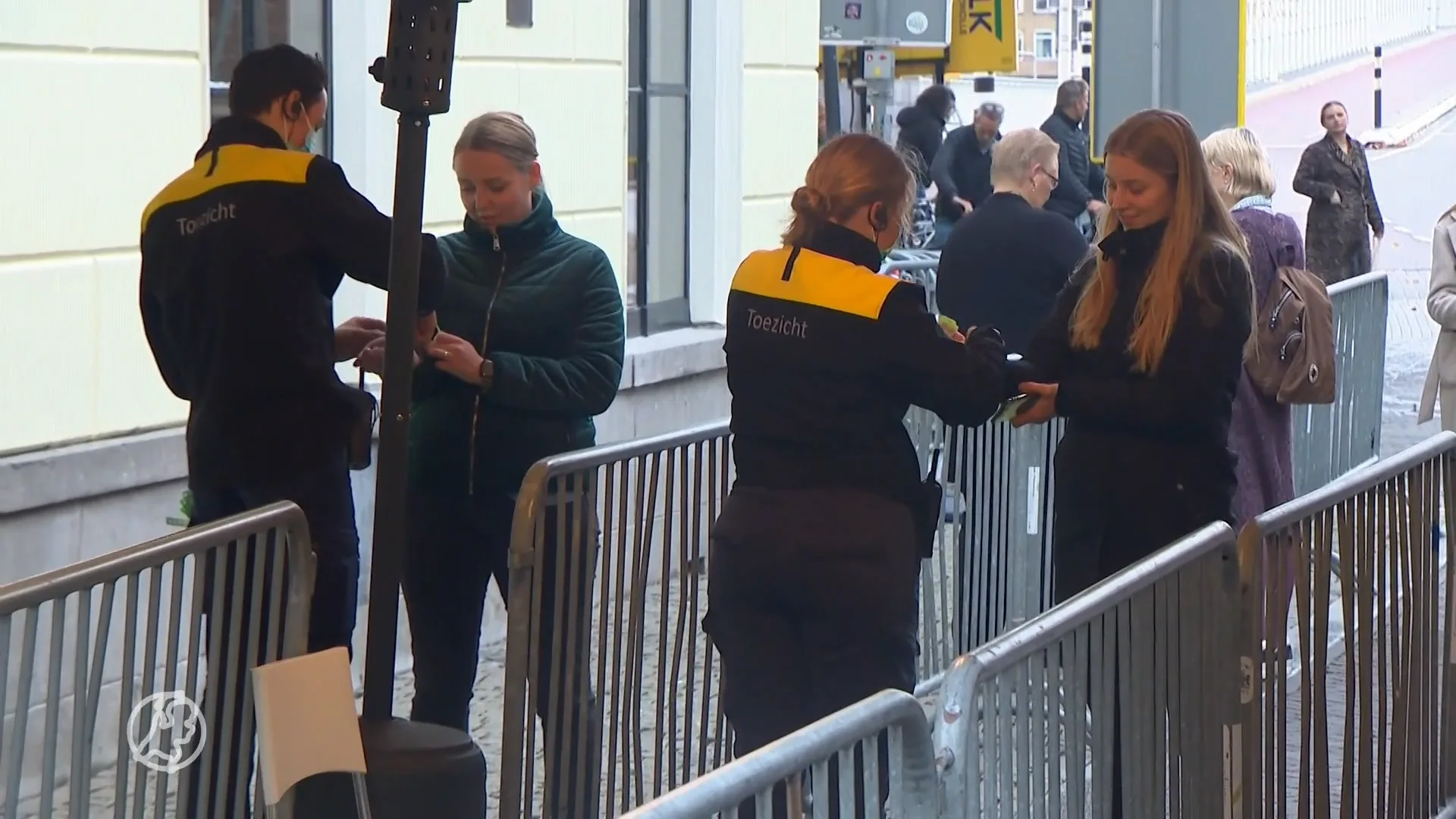 Ongevaccineerde cafégangers in Kampen krijgen prik aangeboden: 'Je hebt nu meer vrijheid'