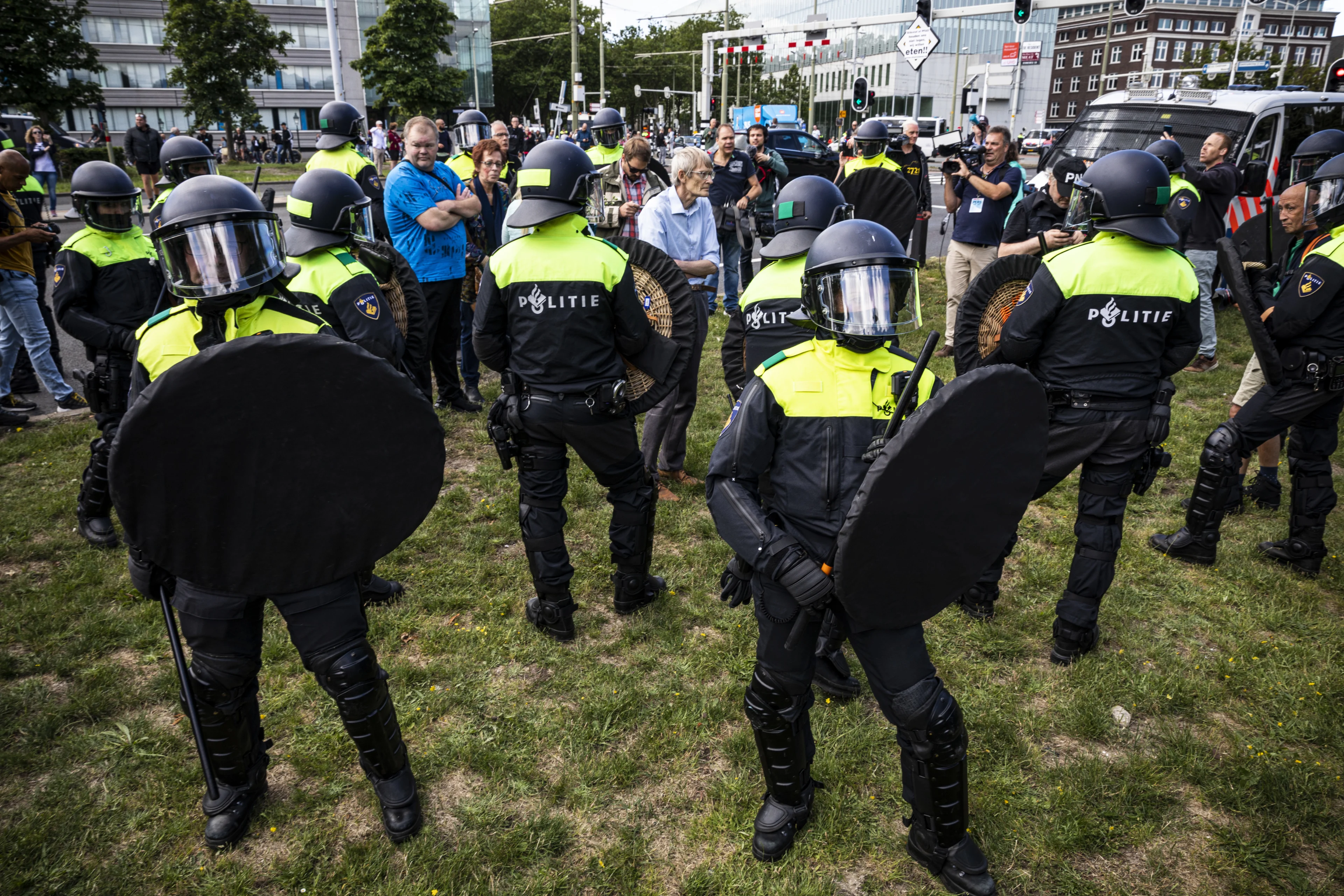 Utrecht wapent zich tegen mogelijk 'grote groepen relschoppers', politie massaal aanwezig