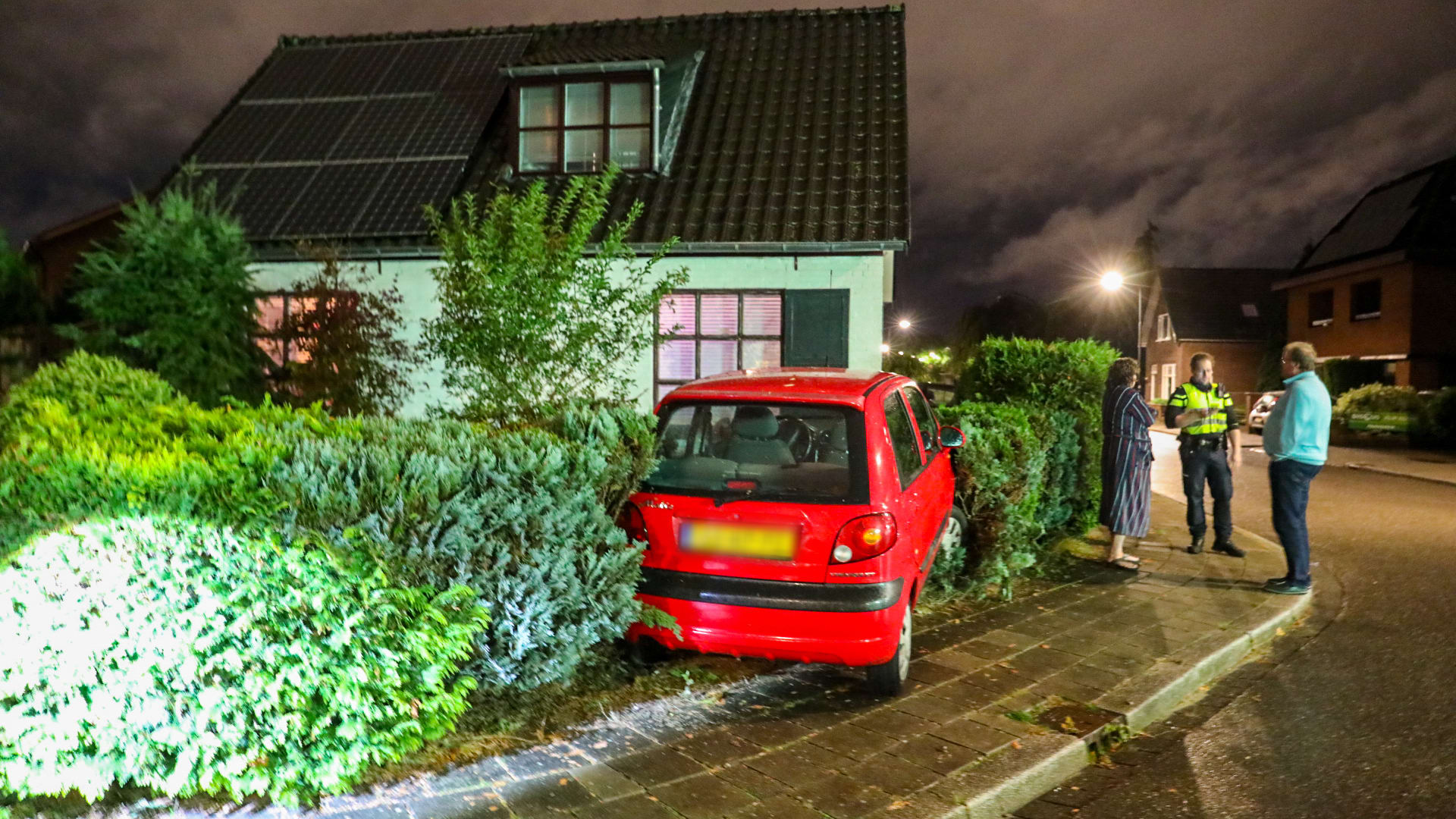 Dronken automobilist crasht in tuin Apeldoorn en gaat ervandoor