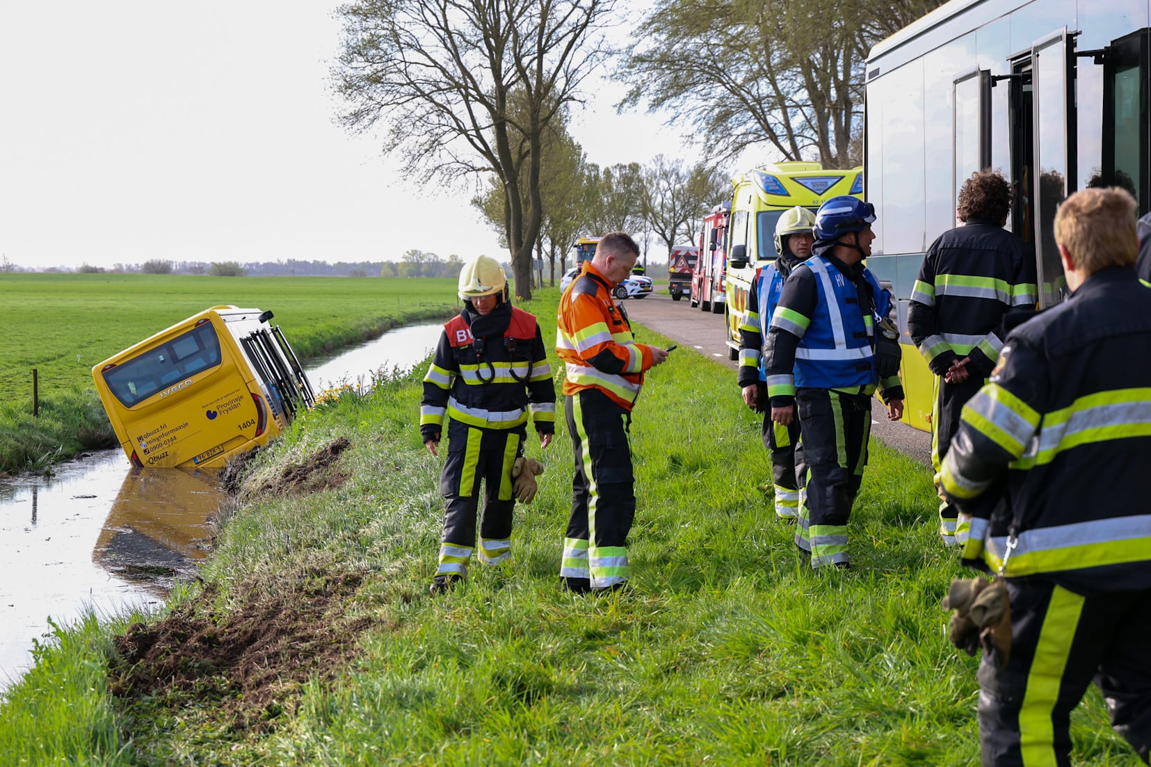 Lijnbus raakt te water in Terherne, meerdere gewonden