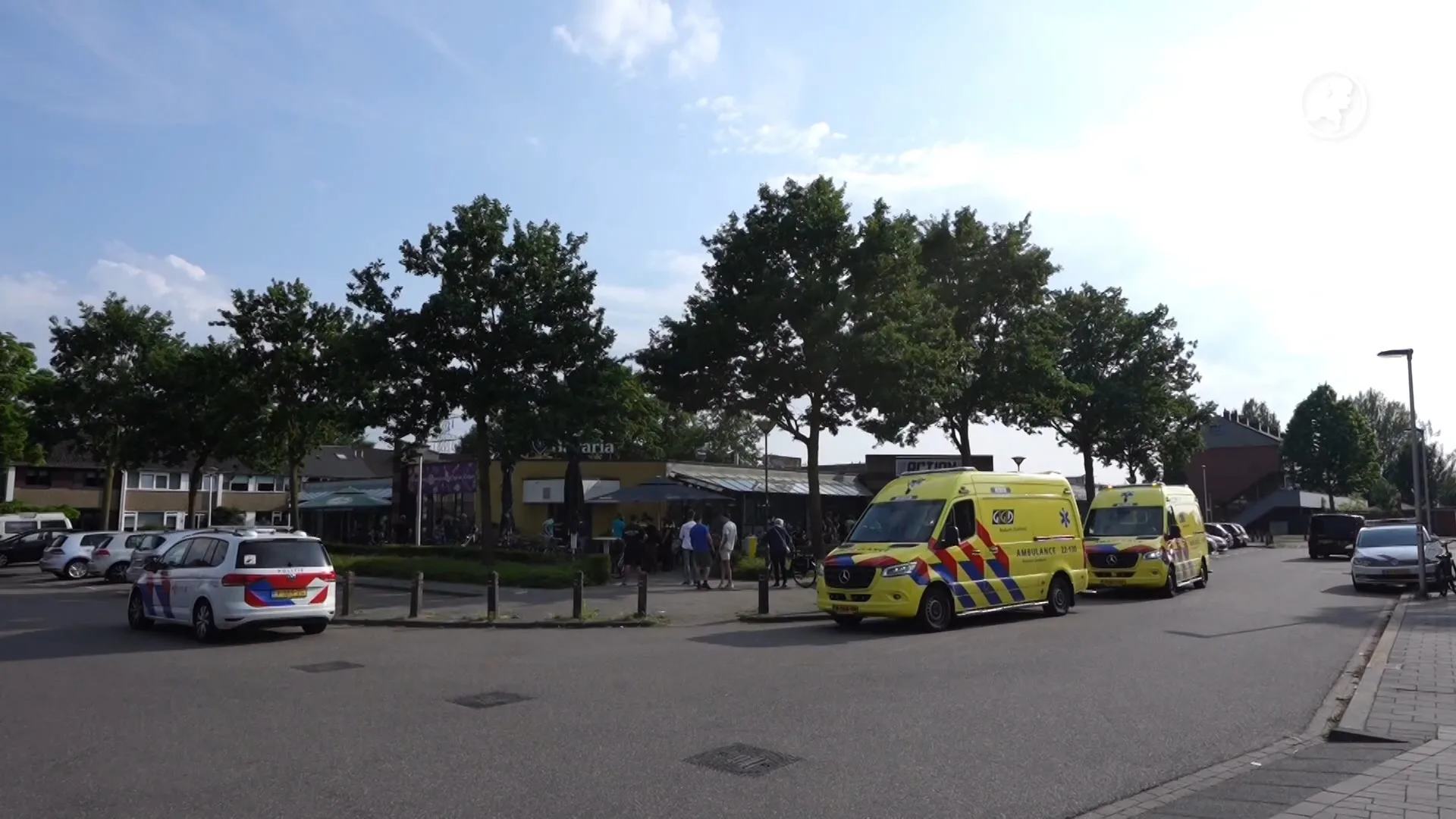 Man verwondt twee mensen met kapmens op terras in Helmond
