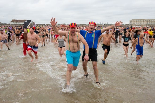 Reddingsbrigade Nederland waarschuwt: 'Sla nieuwjaarsduik dit jaar over'