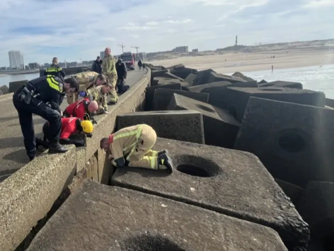 Kind valt tussen betonblokken bij strand Scheveningen, brandweer schiet te hulp