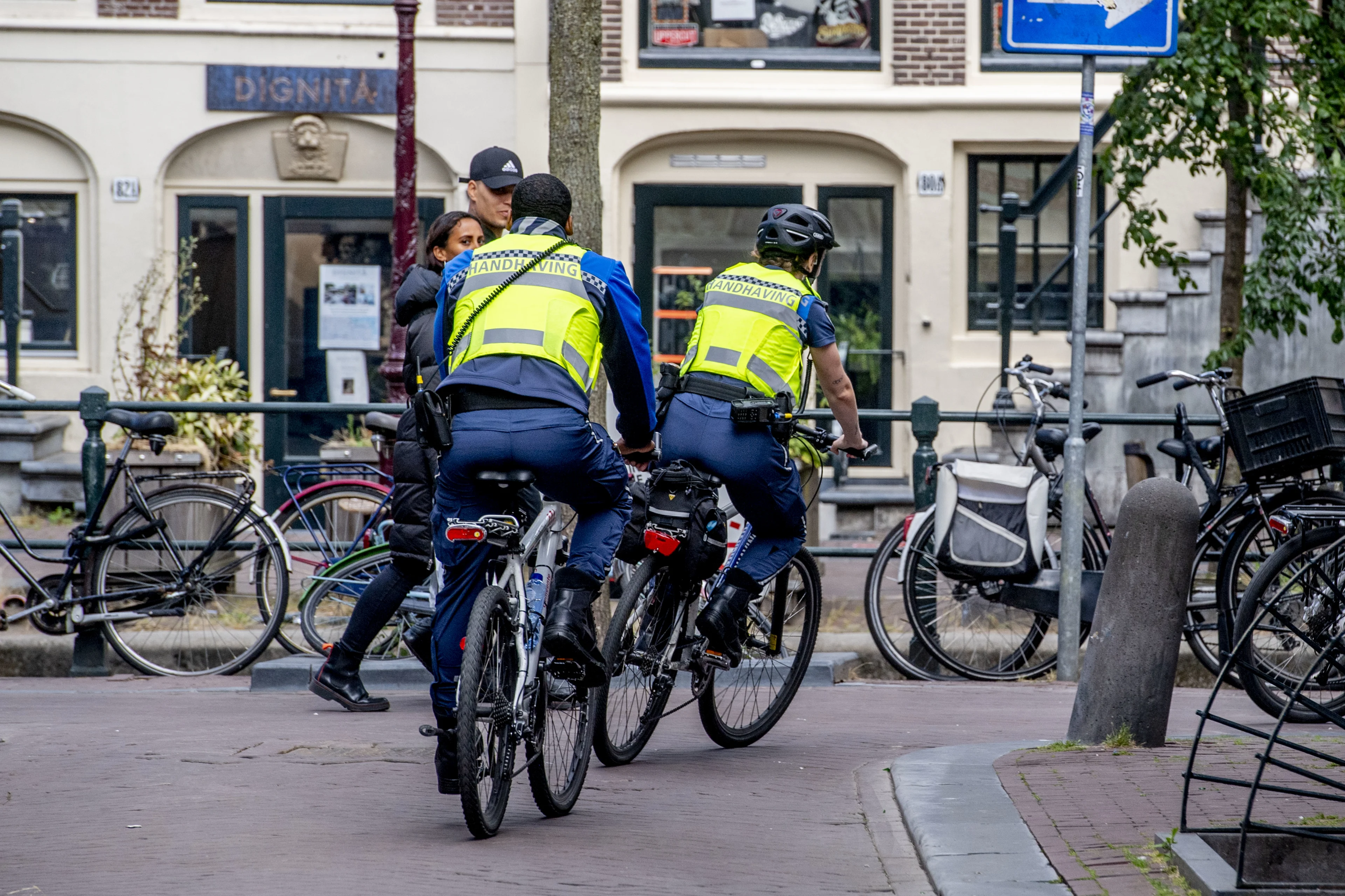 Amsterdam wil meedoen met pilot wapenstok voor boa's
