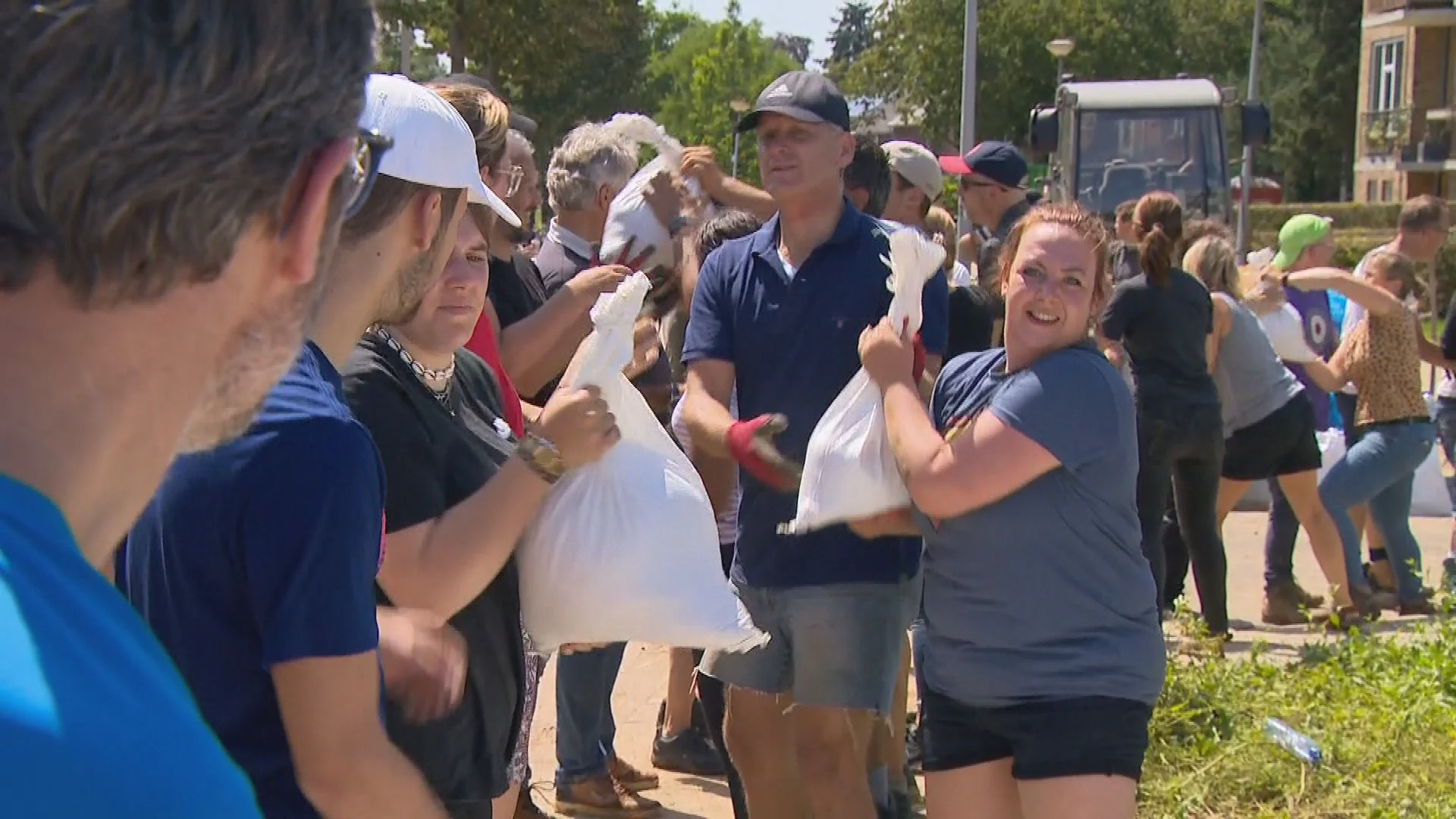 Duizenden kilo's zand moeten Roermond beschermen tegen het opkomende water