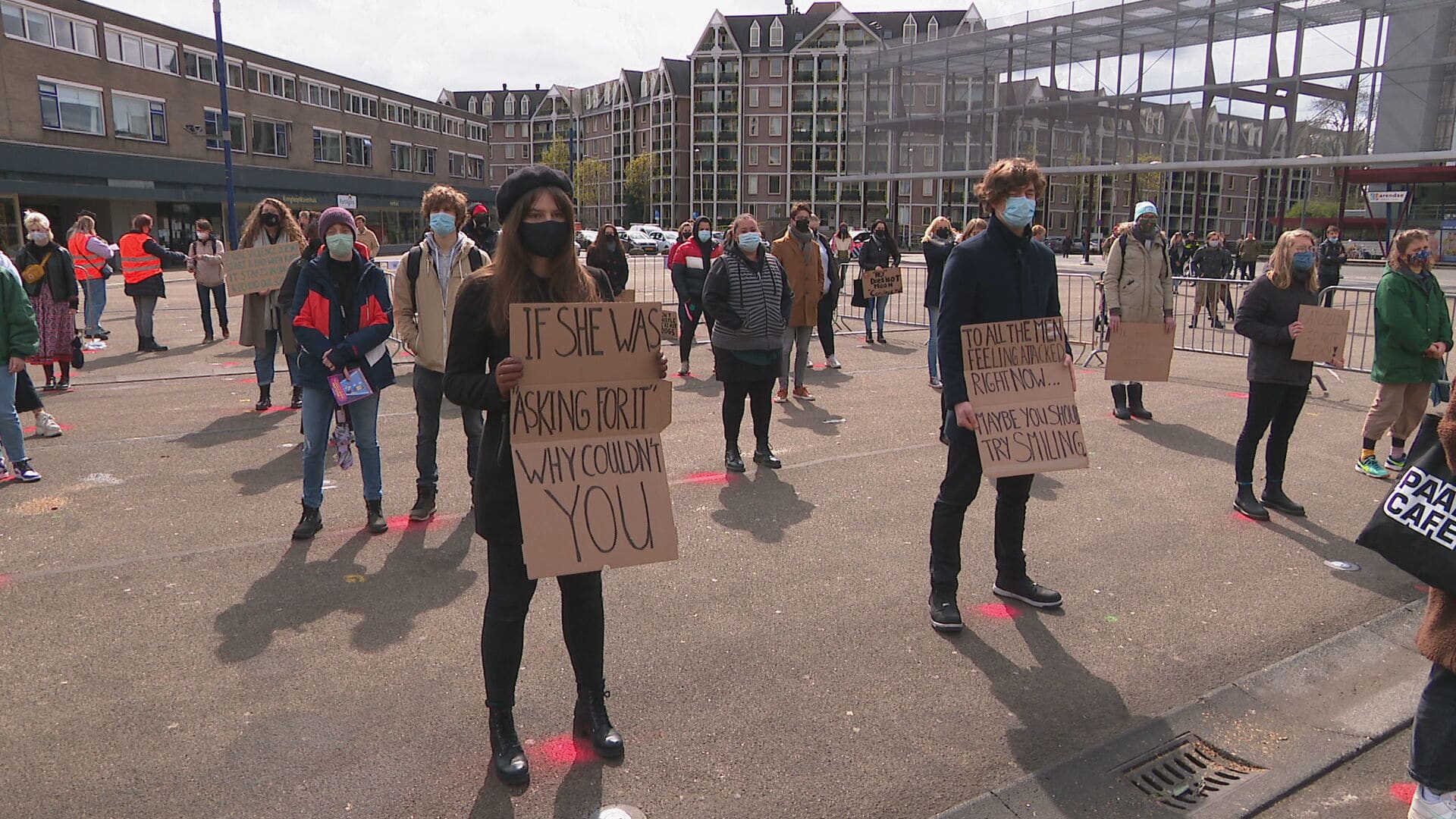 Honderden demonstreren tegen straatintimidatie en seksueel geweld: 'Iedere vrouw moet zich veilig kunnen voelen!'