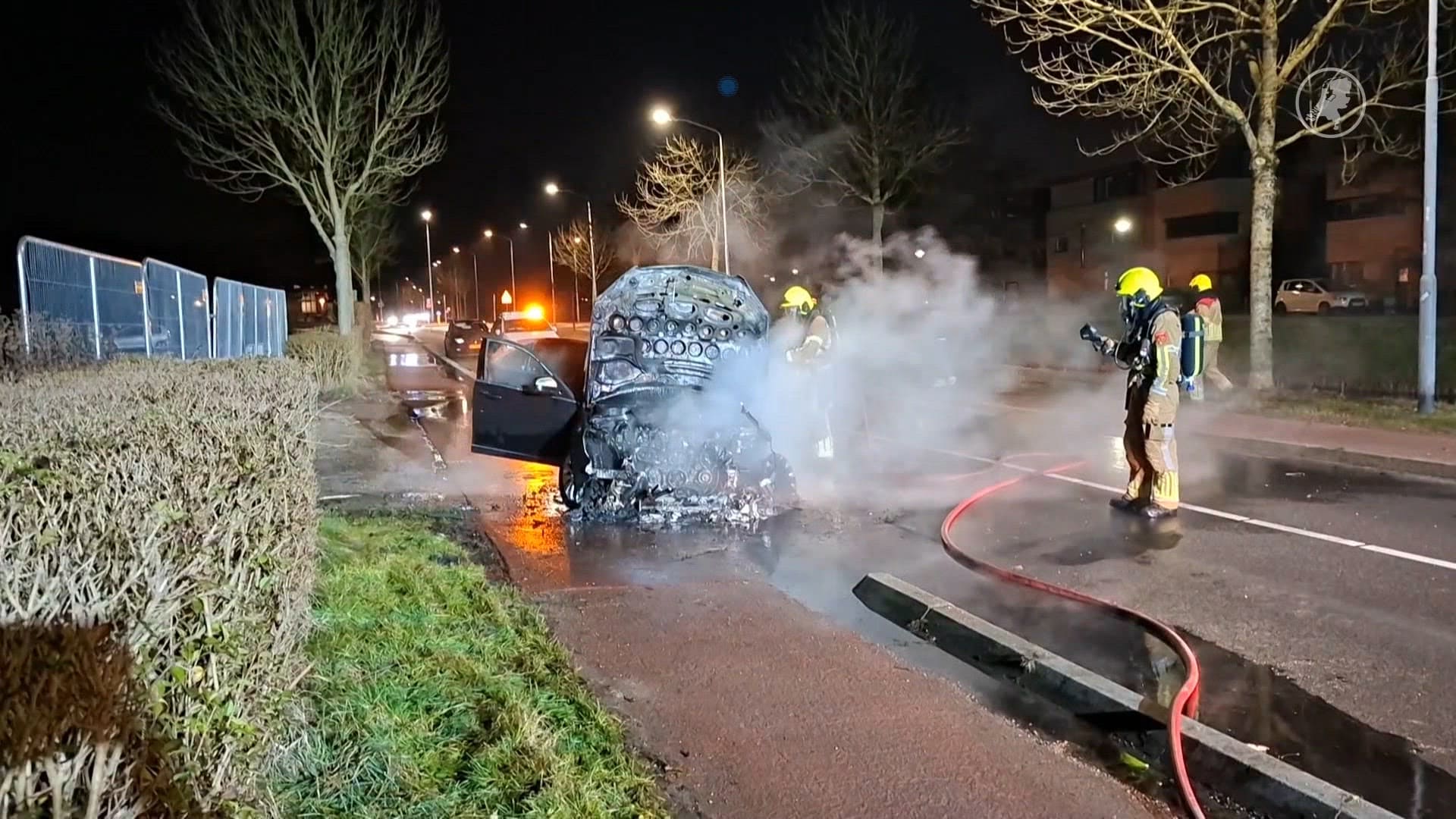 Auto vliegt tijdens het rijden in brand, chauffeur gewaarschuwd door omstanders