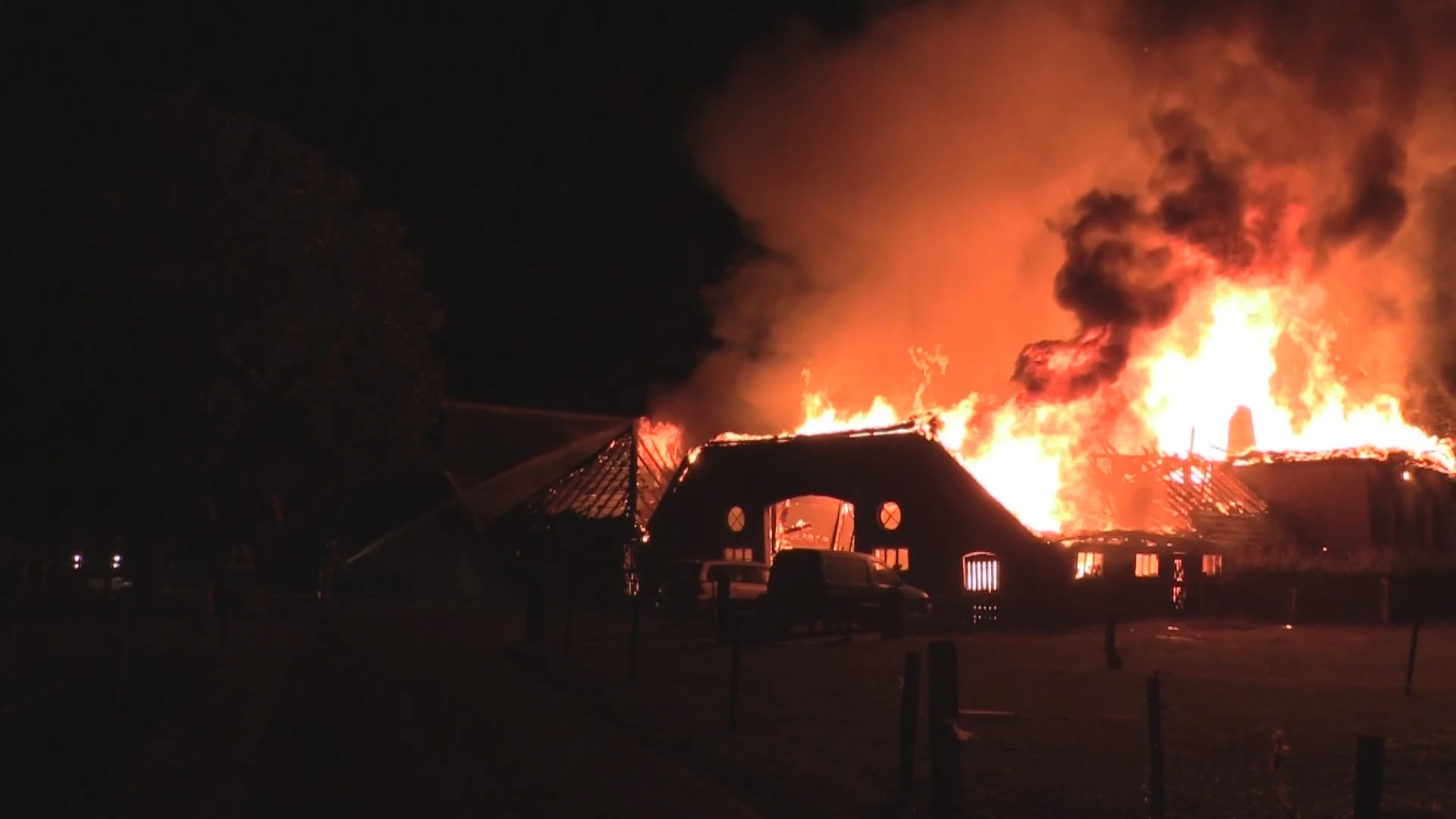 Grote uitslaande brand legt monumentale boerderij en twee schuren in de as