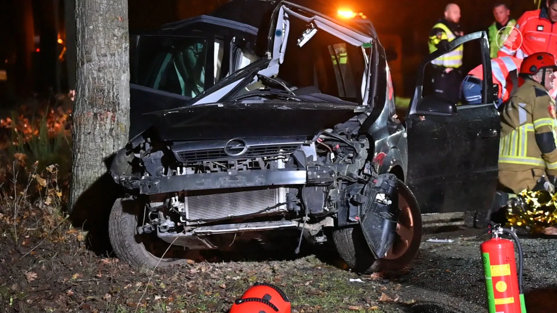 Auto klapt tegen boom bij Bavel, bestuurder zwaargewond